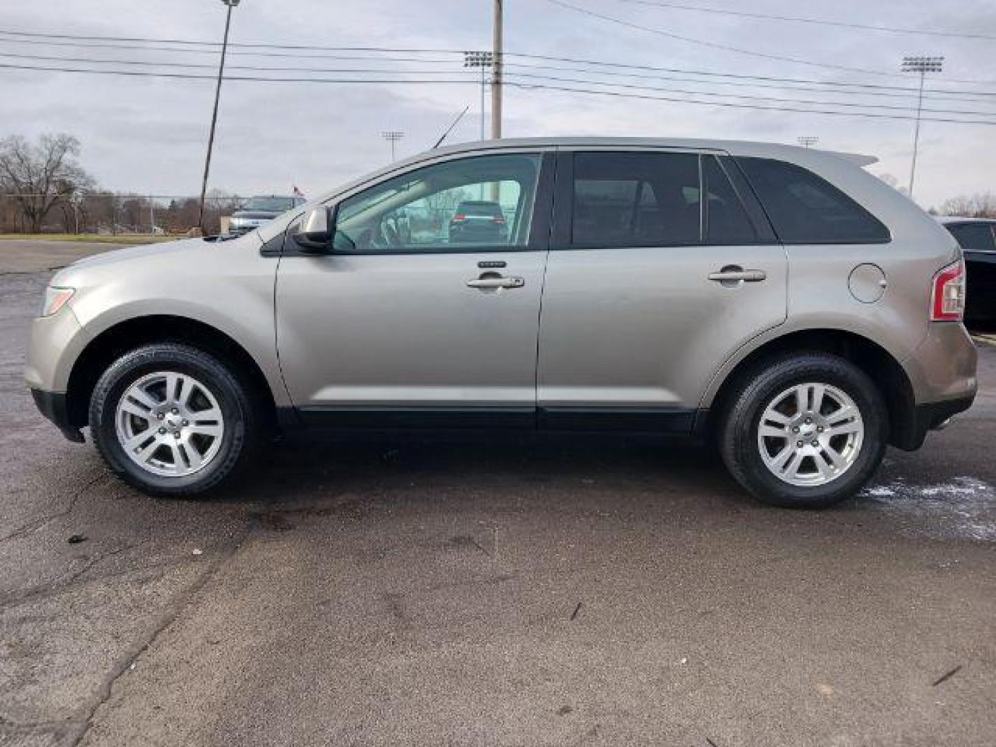 2008 Vapor Silver Metallic Ford Edge SEL AWD (2FMDK48CX8B) with an 3.5L V6 DOHC 24V engine, 6-Speed Automatic transmission, located at 401 Woodman Dr, Riverside, OH, 45431, (937) 908-9800, 39.760899, -84.123421 - Photo#3