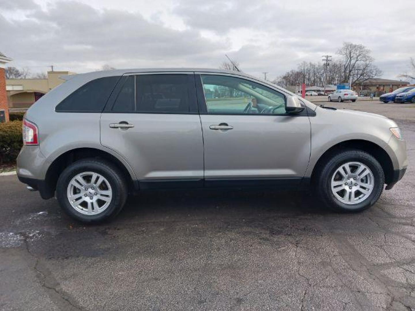 2008 Vapor Silver Metallic Ford Edge SEL AWD (2FMDK48CX8B) with an 3.5L V6 DOHC 24V engine, 6-Speed Automatic transmission, located at 401 Woodman Dr, Riverside, OH, 45431, (937) 908-9800, 39.760899, -84.123421 - Photo#4