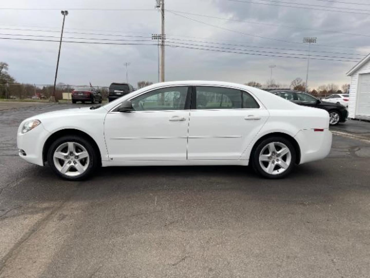 2009 Summit White Chevrolet Malibu LS (1G1ZG57B69F) with an 2.4L L4 DOHC 16V engine, 4-Speed Automatic transmission, located at 1230 East Main St, Xenia, OH, 45385, (937) 908-9800, 39.688026, -83.910172 - Photo#2