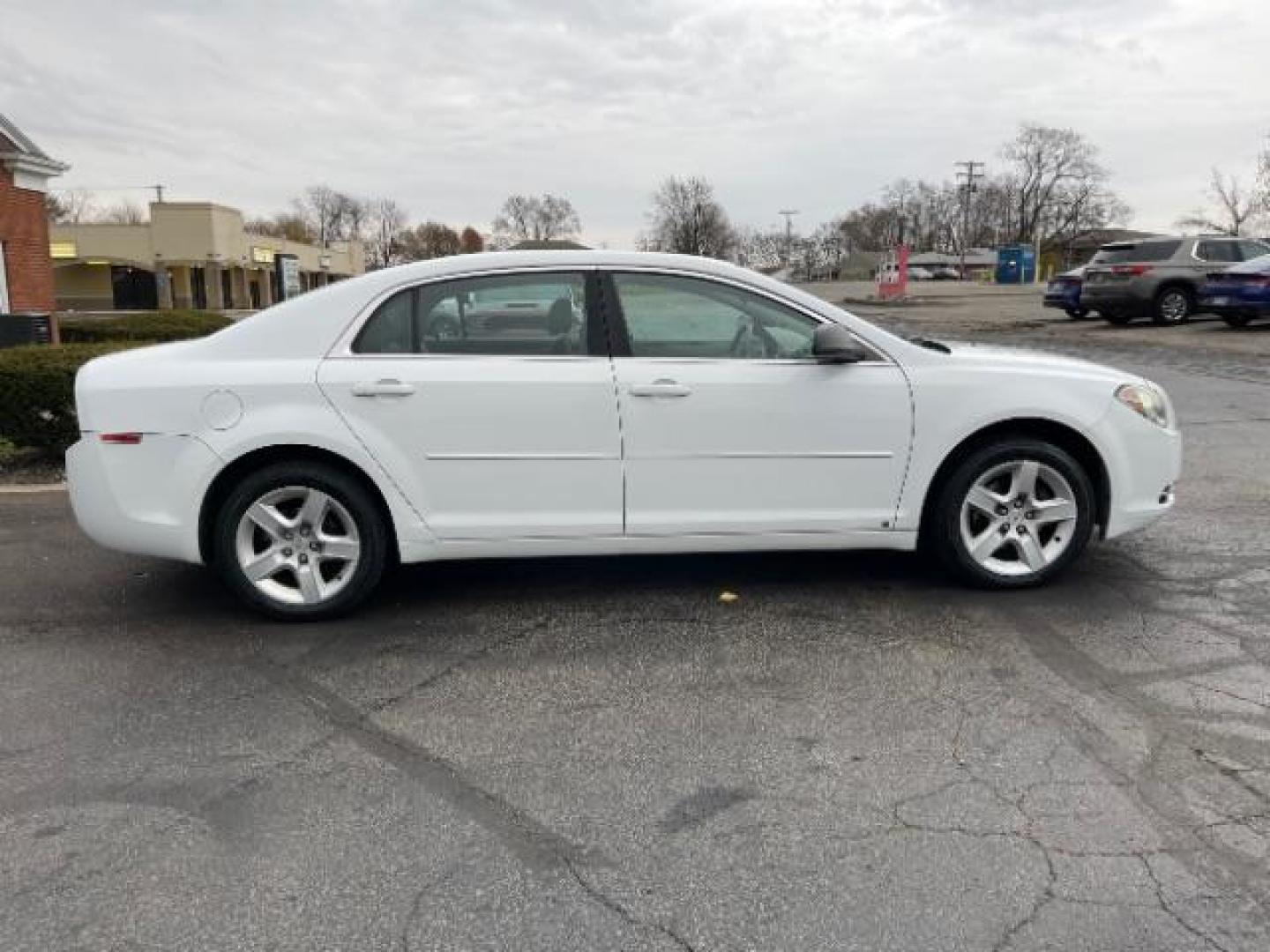 2009 Summit White Chevrolet Malibu LS (1G1ZG57B69F) with an 2.4L L4 DOHC 16V engine, 4-Speed Automatic transmission, located at 1230 East Main St, Xenia, OH, 45385, (937) 908-9800, 39.688026, -83.910172 - Photo#3