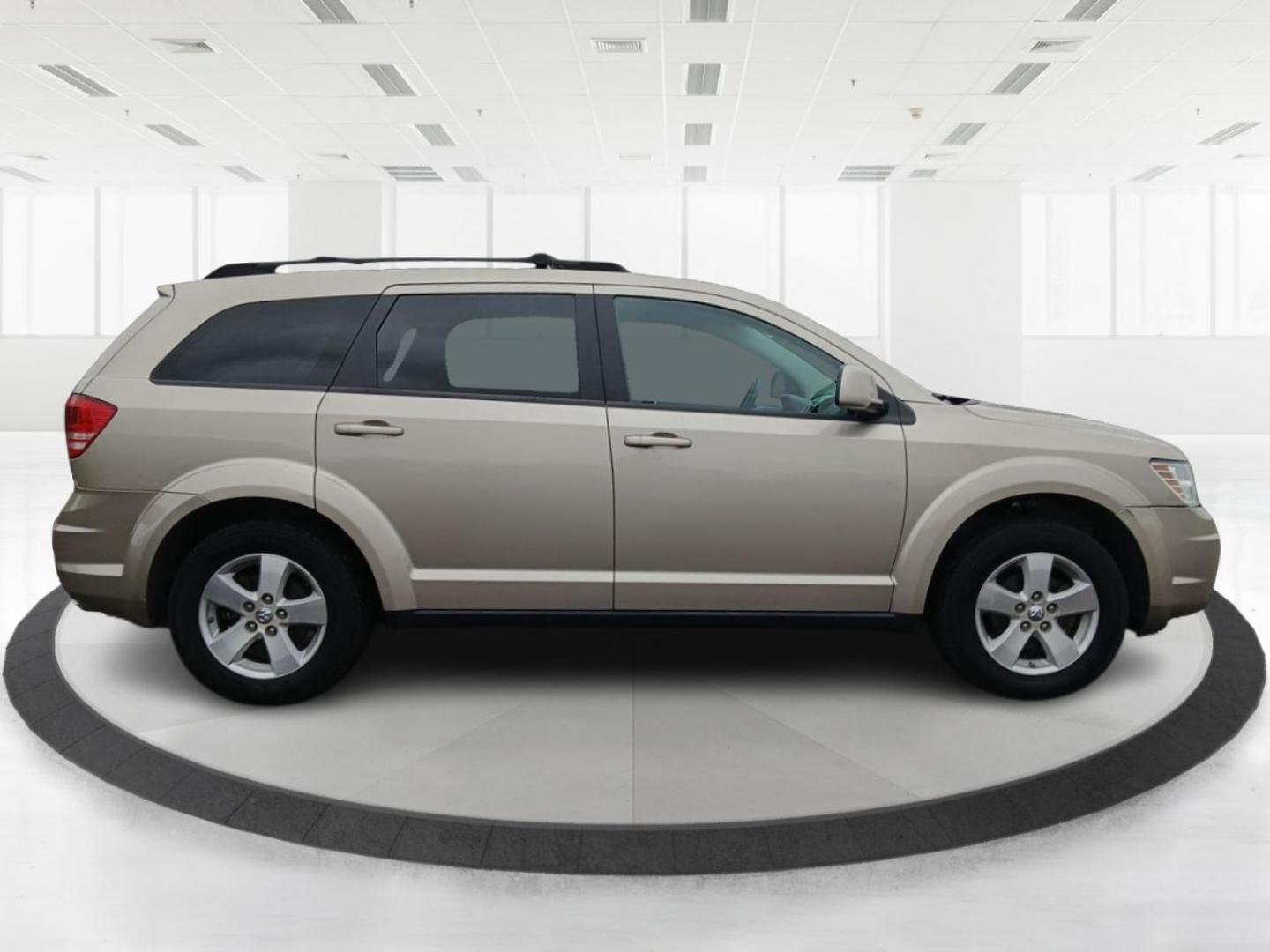 2009 Light Sandstone Metallic Dodge Journey SXT (3D4GG57V09T) with an 3.5L V6 SOHC 24V engine, 6-Speed Automatic Overdrive transmission, located at 1230 East Main St, Xenia, OH, 45385, (937) 908-9800, 39.688026, -83.910172 - Photo#1