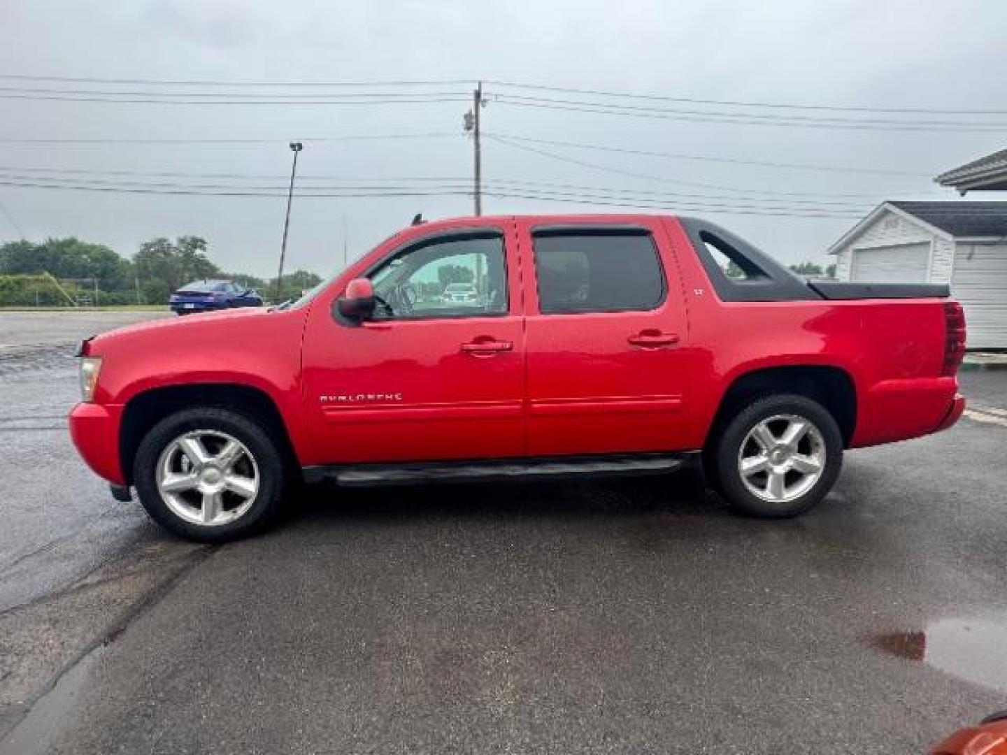 2010 Victory Red Chevrolet Avalanche LT 4WD (3GNVKFE09AG) with an 5.3L V8 OHV 16V FFV engine, 4-Speed Automatic transmission, located at 880 E. National Road, Vandalia, OH, 45377, (937) 908-9800, 39.891918, -84.183594 - Photo#3