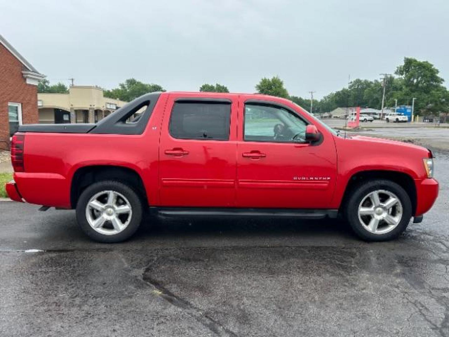 2010 Victory Red Chevrolet Avalanche LT 4WD (3GNVKFE09AG) with an 5.3L V8 OHV 16V FFV engine, 4-Speed Automatic transmission, located at 880 E. National Road, Vandalia, OH, 45377, (937) 908-9800, 39.891918, -84.183594 - Photo#4