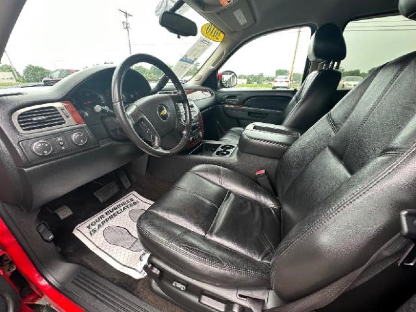 2010 Victory Red Chevrolet Avalanche LT 4WD (3GNVKFE09AG) with an 5.3L V8 OHV 16V FFV engine, 4-Speed Automatic transmission, located at 880 E. National Road, Vandalia, OH, 45377, (937) 908-9800, 39.891918, -84.183594 - Photo#5