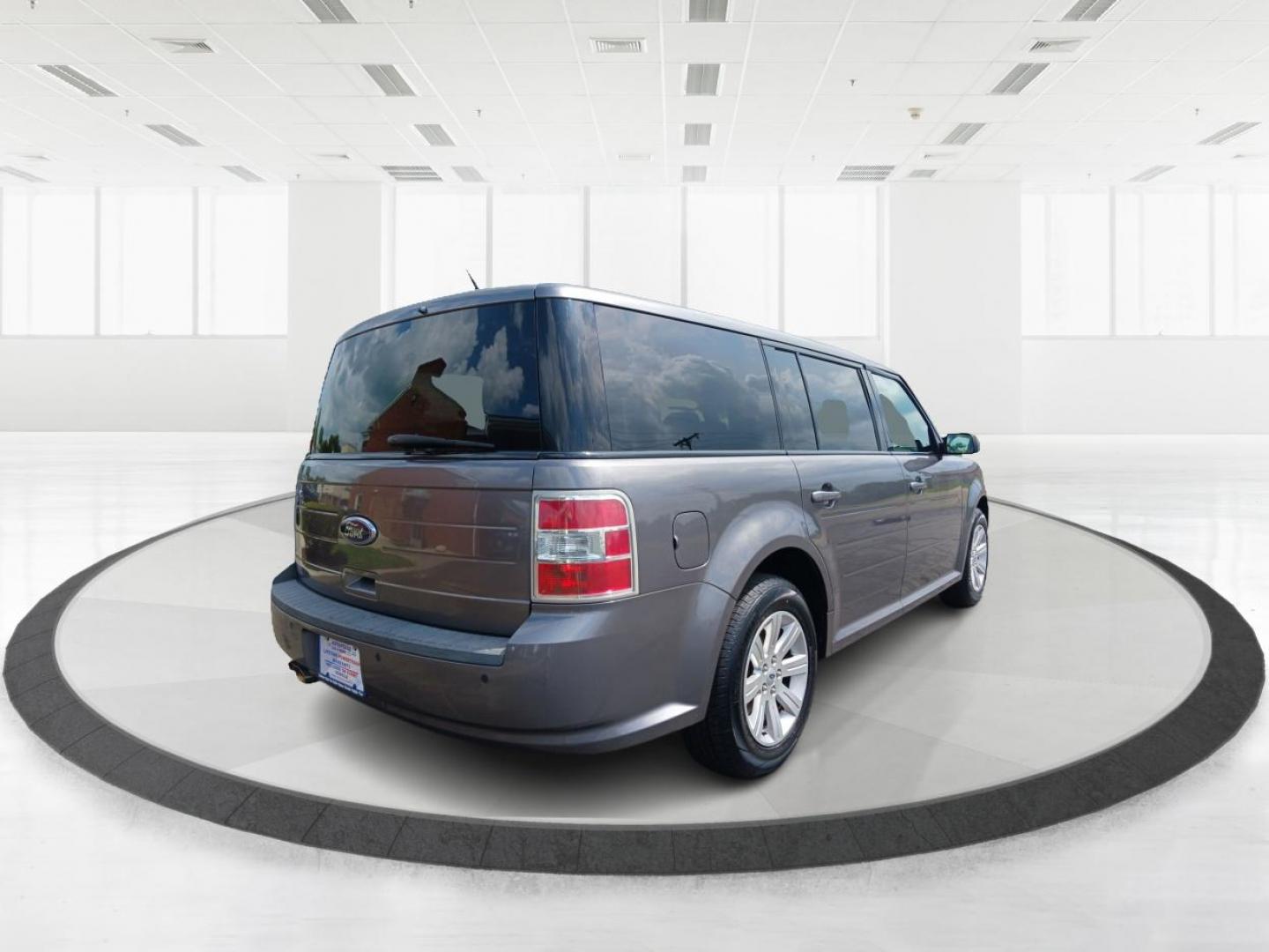 2010 Sterling Grey Metallic Ford Flex (2FMGK5BC0AB) with an 3.5L V6 DOHC 24V engine, 6-Speed Automatic Overdrive transmission, located at 1230 East Main St, Xenia, OH, 45385, (937) 908-9800, 39.688026, -83.910172 - Photo#2