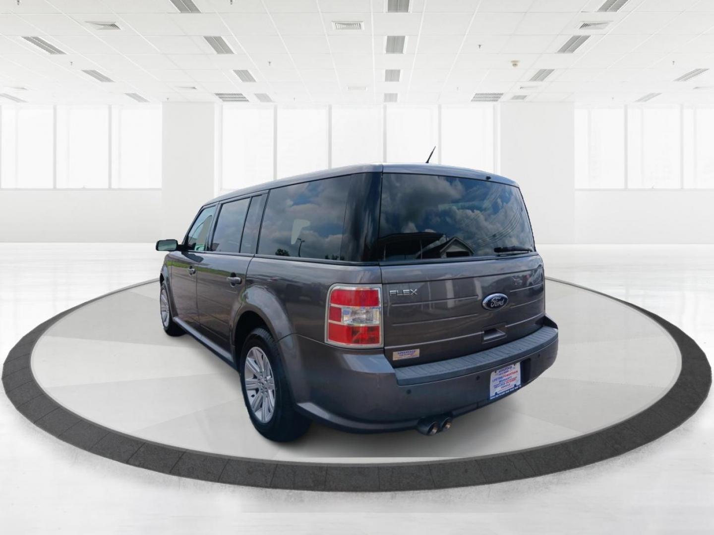 2010 Sterling Grey Metallic Ford Flex (2FMGK5BC0AB) with an 3.5L V6 DOHC 24V engine, 6-Speed Automatic Overdrive transmission, located at 1230 East Main St, Xenia, OH, 45385, (937) 908-9800, 39.688026, -83.910172 - Photo#4