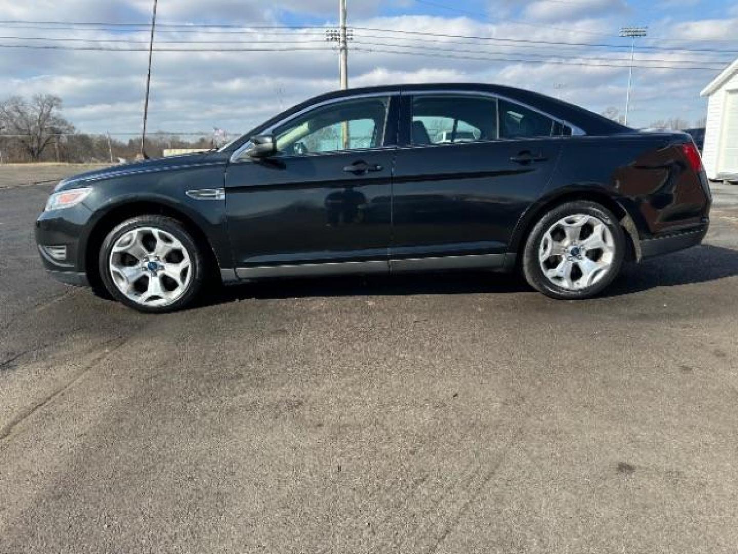 2010 Tuxedo Black Metallic Ford Taurus SEL FWD (1FAHP2EW5AG) with an 3.5L V6 DOHC 24V engine, 6-Speed Automatic transmission, located at 1099 N County Rd 25A , Troy, OH, 45373, (937) 908-9800, 40.057079, -84.212883 - Photo#3