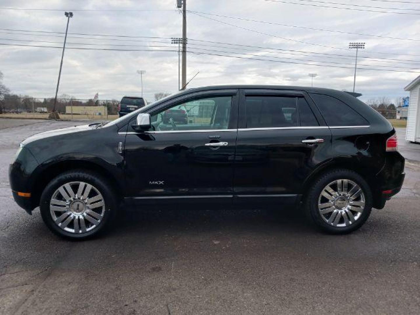 2010 Tuxedo Black Metallic Lincoln MKX AWD (2LMDJ8JC6AB) with an 3.5L V6 DOHC 24V engine, 6-Speed Automatic transmission, located at 880 E. National Road, Vandalia, OH, 45377, (937) 908-9800, 39.891918, -84.183594 - Photo#3