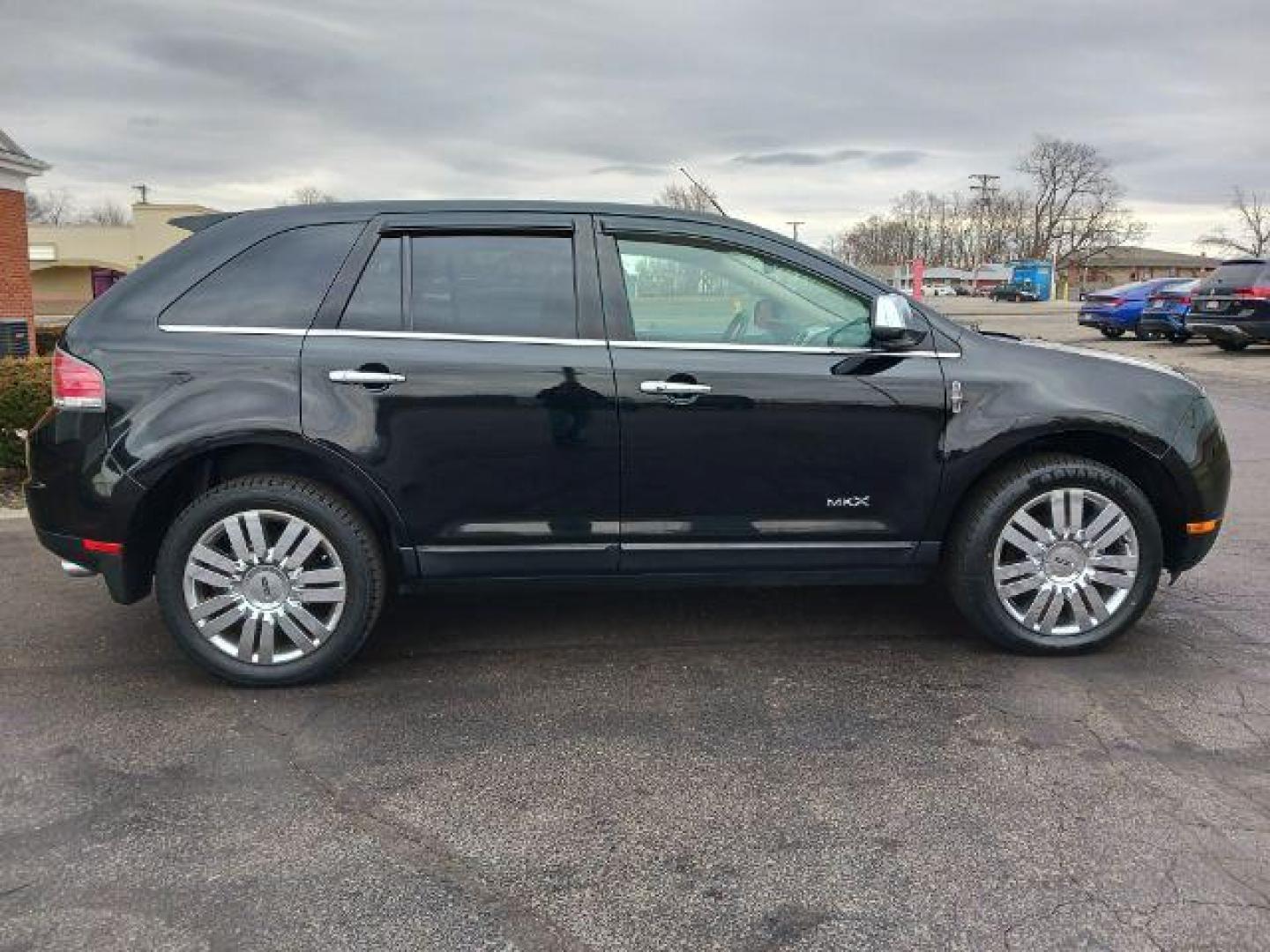 2010 Tuxedo Black Metallic Lincoln MKX AWD (2LMDJ8JC6AB) with an 3.5L V6 DOHC 24V engine, 6-Speed Automatic transmission, located at 880 E. National Road, Vandalia, OH, 45377, (937) 908-9800, 39.891918, -84.183594 - Photo#4