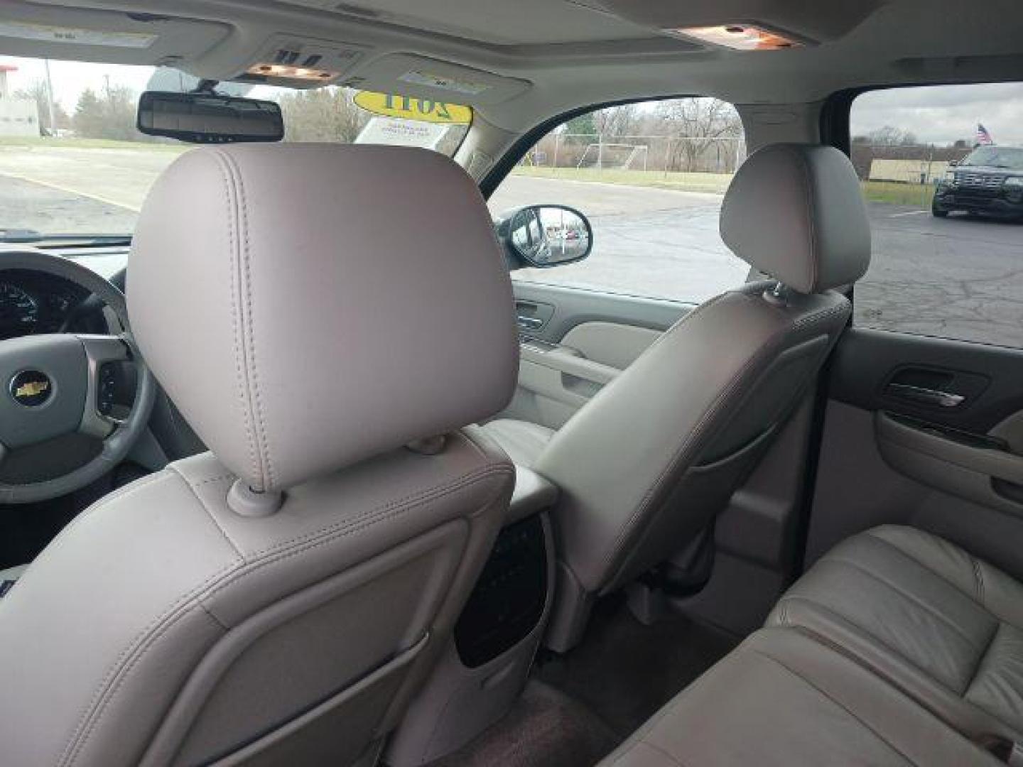 2011 Black Granite Metallic Chevrolet Tahoe LT 4WD (1GNSKBE06BR) with an 5.3L V8 OHV 16V FFV engine, 6-Speed Automatic transmission, located at 1184 Kauffman Ave, Fairborn, OH, 45324, (937) 908-9800, 39.807072, -84.030914 - Photo#9