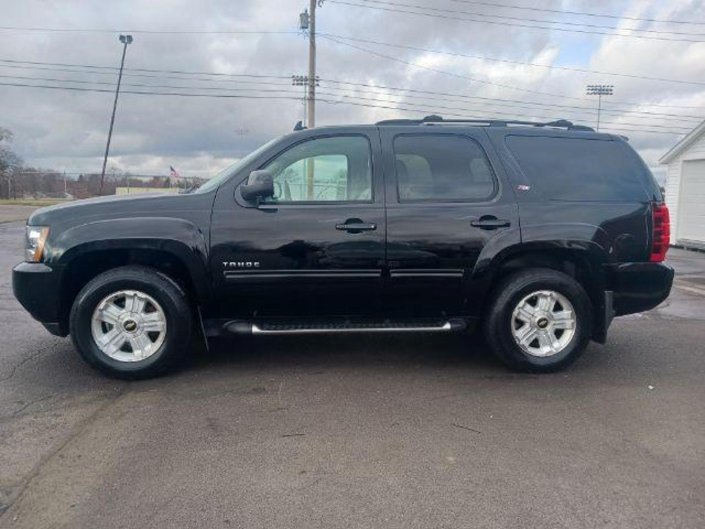 2011 Black Granite Metallic Chevrolet Tahoe LT 4WD (1GNSKBE06BR) with an 5.3L V8 OHV 16V FFV engine, 6-Speed Automatic transmission, located at 1184 Kauffman Ave, Fairborn, OH, 45324, (937) 908-9800, 39.807072, -84.030914 - Photo#3