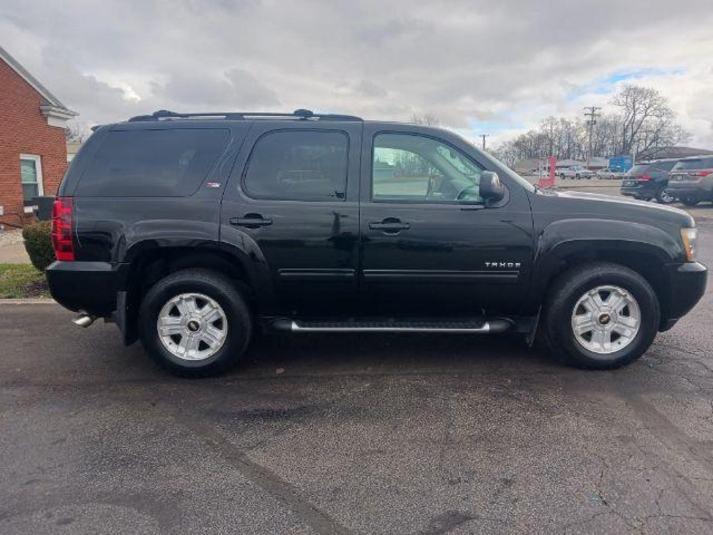 2011 Black Granite Metallic Chevrolet Tahoe LT 4WD (1GNSKBE06BR) with an 5.3L V8 OHV 16V FFV engine, 6-Speed Automatic transmission, located at 1184 Kauffman Ave, Fairborn, OH, 45324, (937) 908-9800, 39.807072, -84.030914 - Photo#4