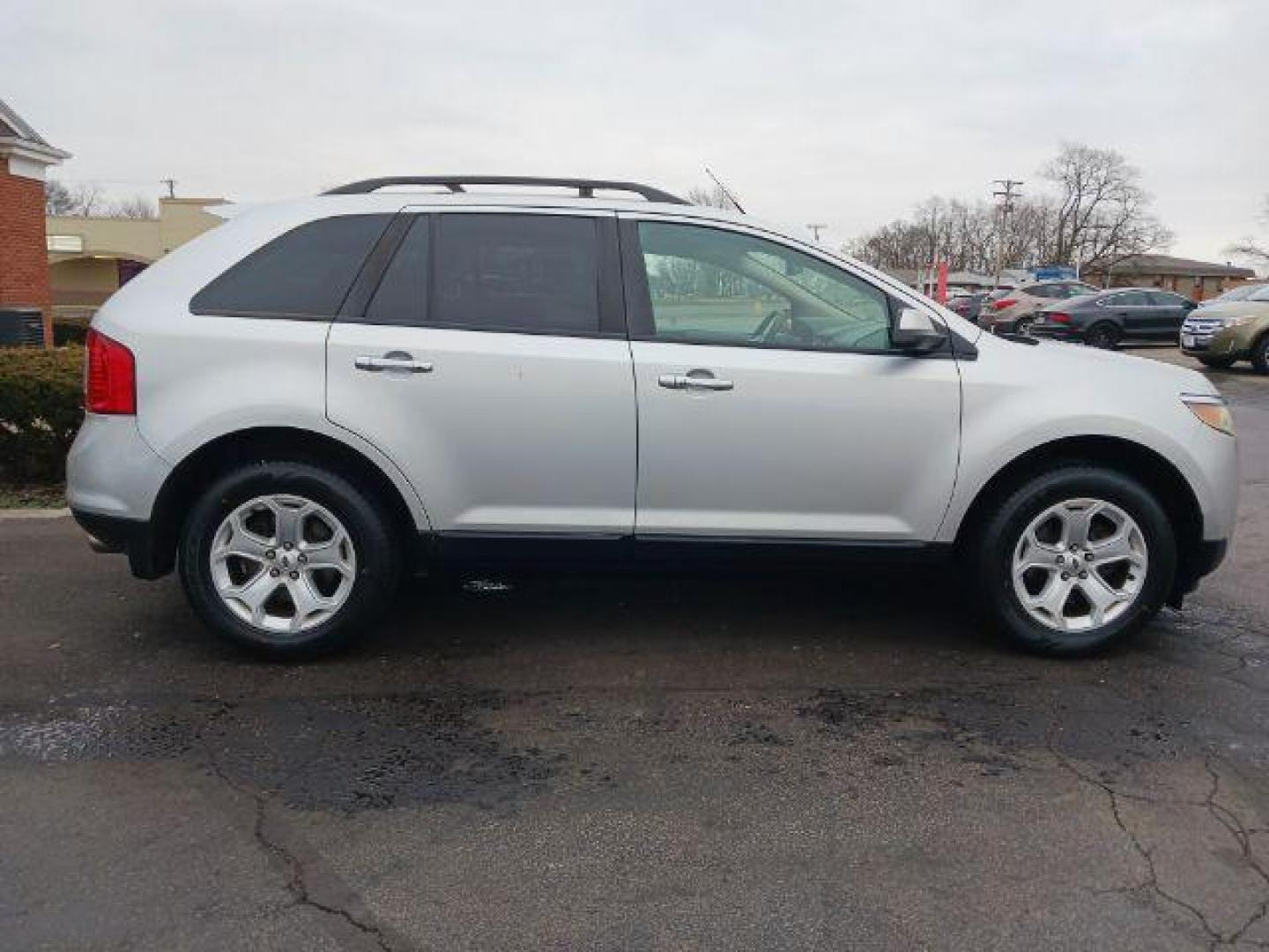 2011 Ingot Silver Metallic Ford Edge SEL FWD (2FMDK3JC8BB) with an 3.5L V6 DOHC 24V engine, 6-Speed Automatic transmission, located at 1951 S Dayton Lakeview Rd., New Carlisle, OH, 45344, (937) 908-9800, 39.890999, -84.050255 - Photo#4