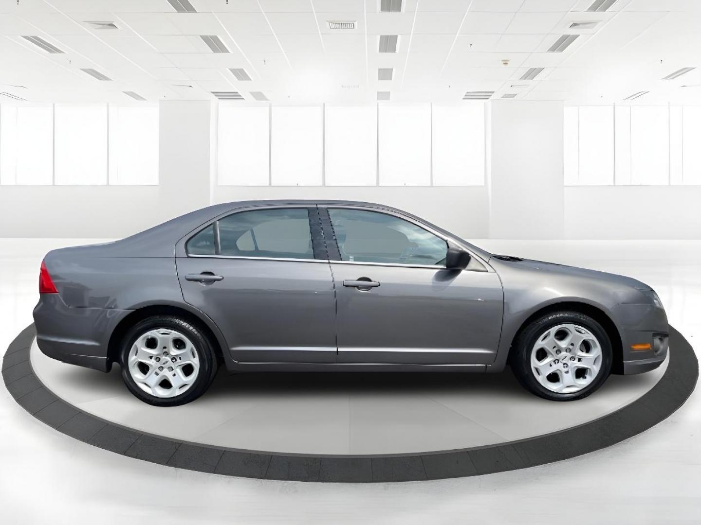 2011 Gray Ford Fusion V6 SE (3FAHP0HG5BR) with an 3.0L V6 DOHC 24V engine, located at 1230 East Main St, Xenia, OH, 45385, (937) 908-9800, 39.688026, -83.910172 - Photo#1