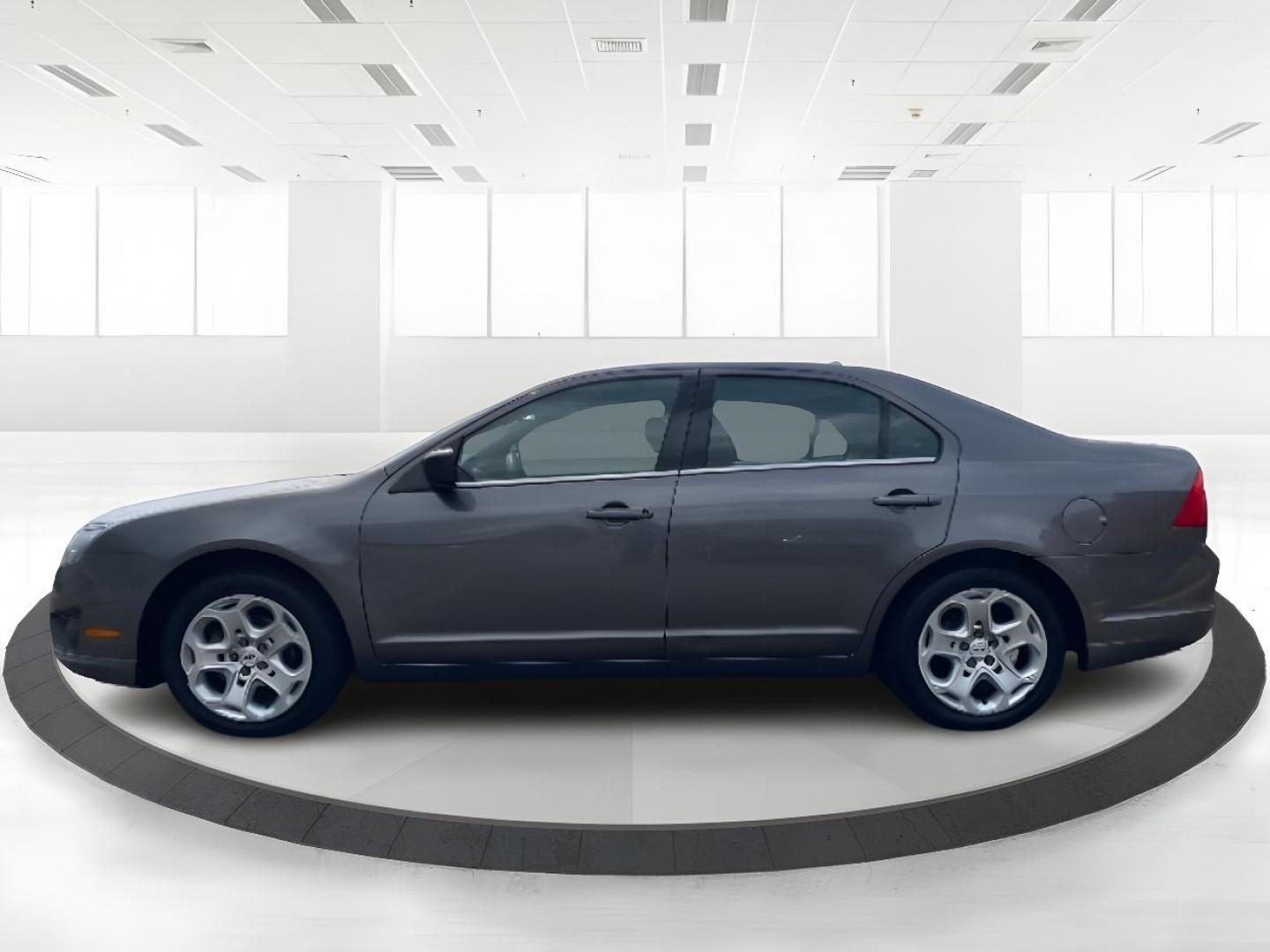 2011 Gray Ford Fusion V6 SE (3FAHP0HG5BR) with an 3.0L V6 DOHC 24V engine, located at 1230 East Main St, Xenia, OH, 45385, (937) 908-9800, 39.688026, -83.910172 - Photo#3