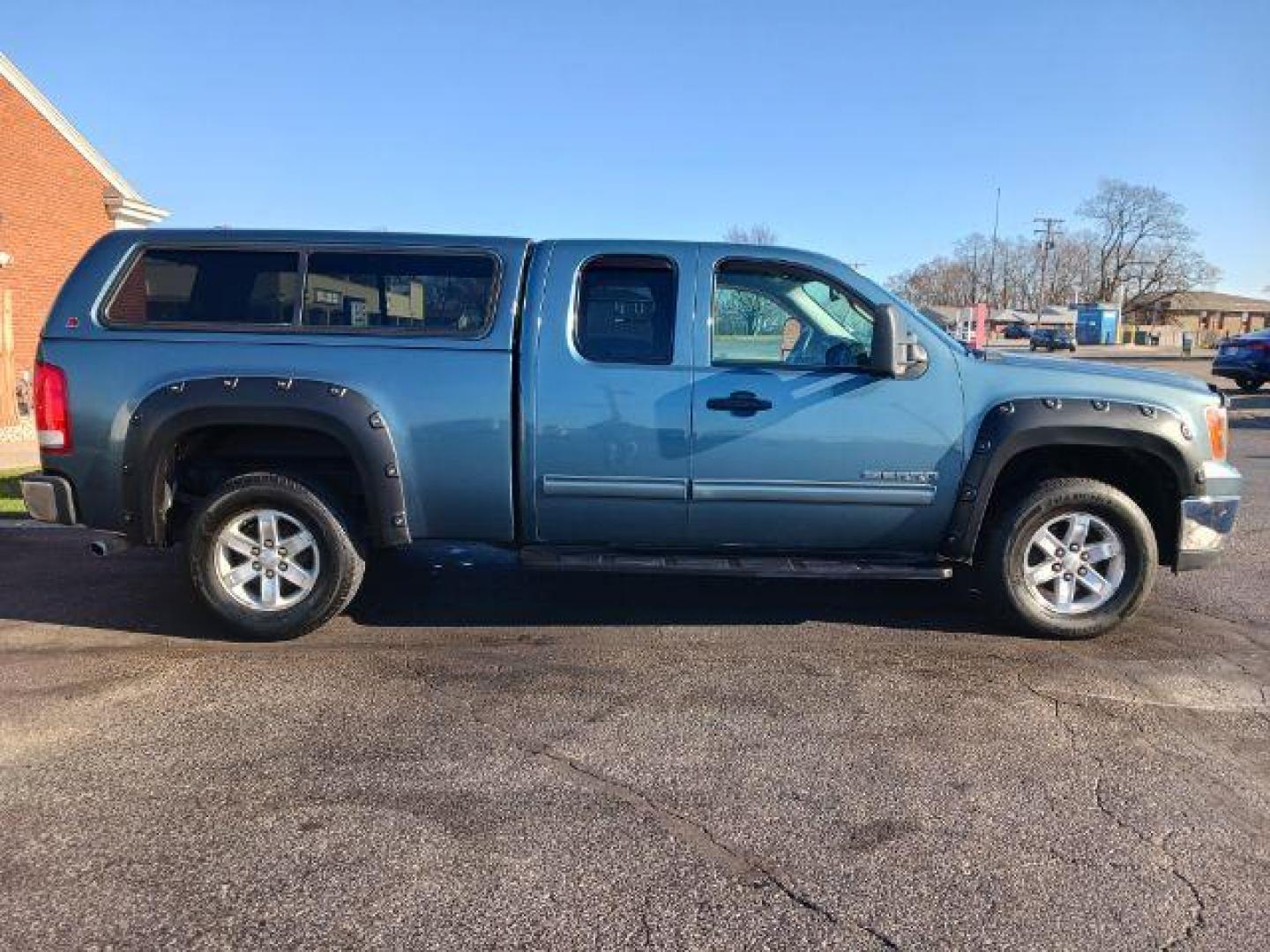 2011 Midnight Blue Metallic GMC Sierra 1500 SLE Ext. Cab 4WD (1GTR2VE32BZ) with an 5.3L V8 OHV 16V FFV engine, 6-Speed Automatic transmission, located at 1184 Kauffman Ave, Fairborn, OH, 45324, (937) 908-9800, 39.807072, -84.030914 - Photo#4