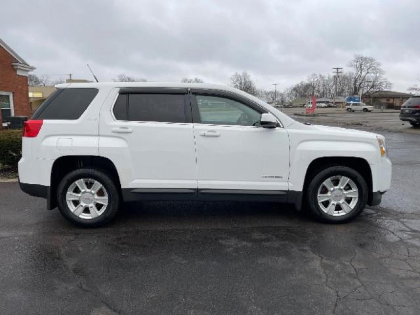 2011 Olympic White GMC Terrain SLE1 FWD (2CTALMEC7B6) with an 2.4L L4 DOHC 16V engine, 6-Speed Automatic transmission, located at 1184 Kauffman Ave, Fairborn, OH, 45324, (937) 908-9800, 39.807072, -84.030914 - Photo#3