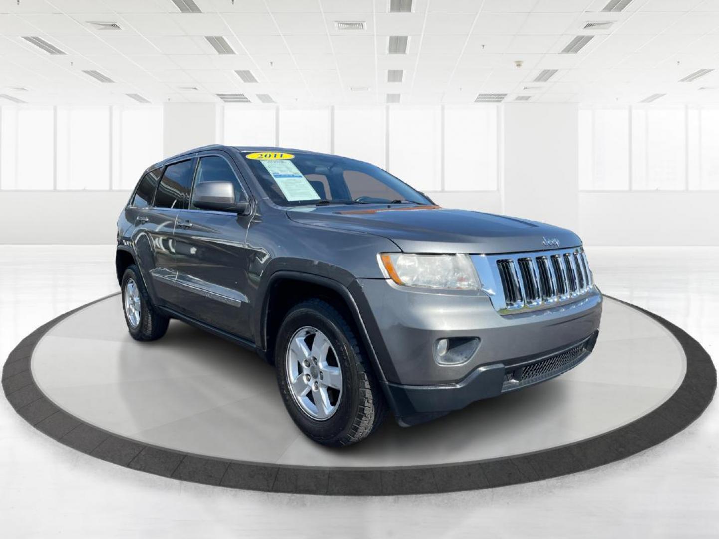 2011 GRAY Jeep Grand Cherokee Laredo 2WD (1J4RS4GG5BC) with an 3.6L V6 DOHC 24V engine, 5-Speed Automatic transmission, located at 1230 East Main St, Xenia, OH, 45385, (937) 908-9800, 39.688026, -83.910172 - Photo#0