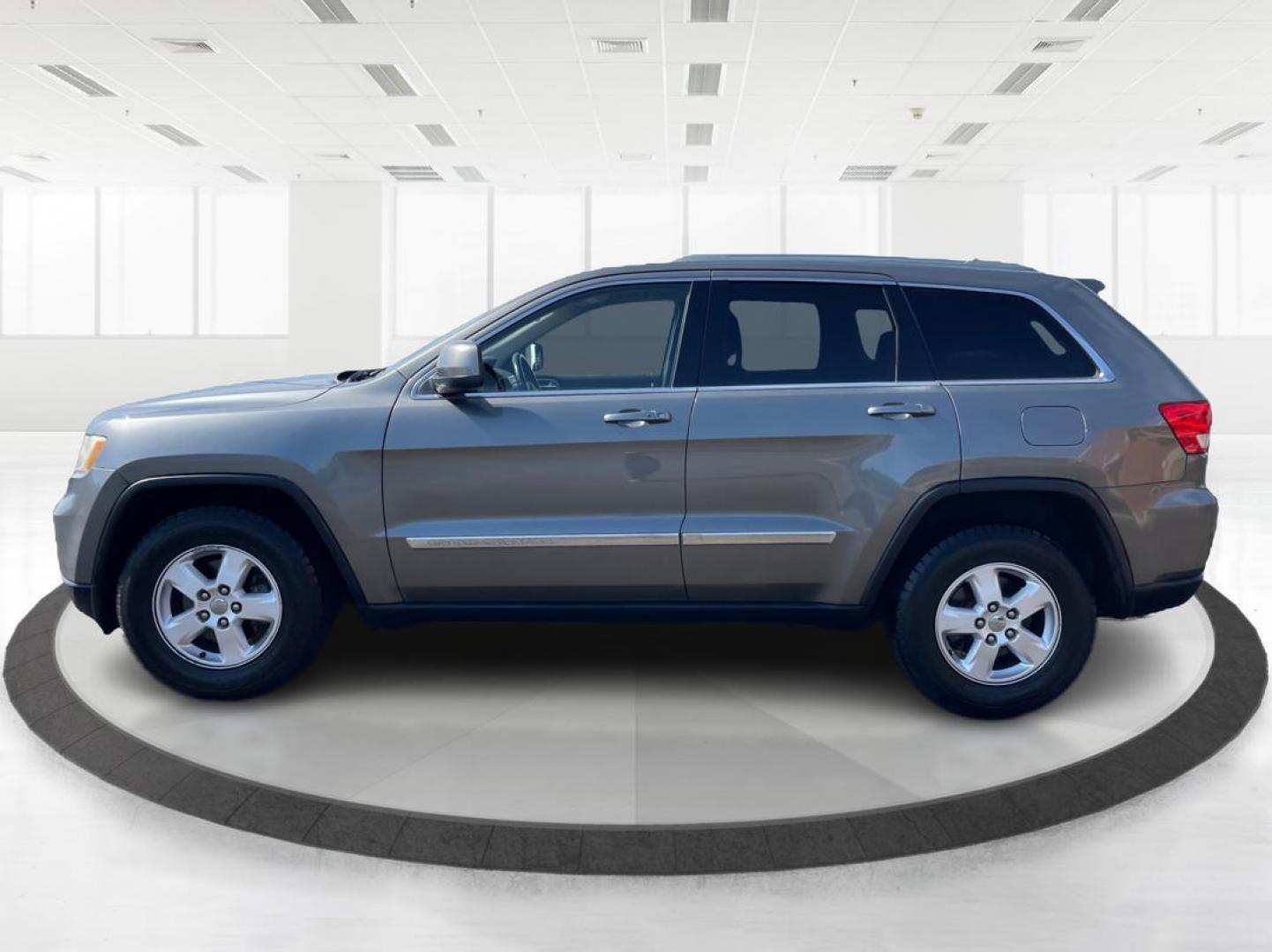 2011 GRAY Jeep Grand Cherokee Laredo 2WD (1J4RS4GG5BC) with an 3.6L V6 DOHC 24V engine, 5-Speed Automatic transmission, located at 1230 East Main St, Xenia, OH, 45385, (937) 908-9800, 39.688026, -83.910172 - Photo#5