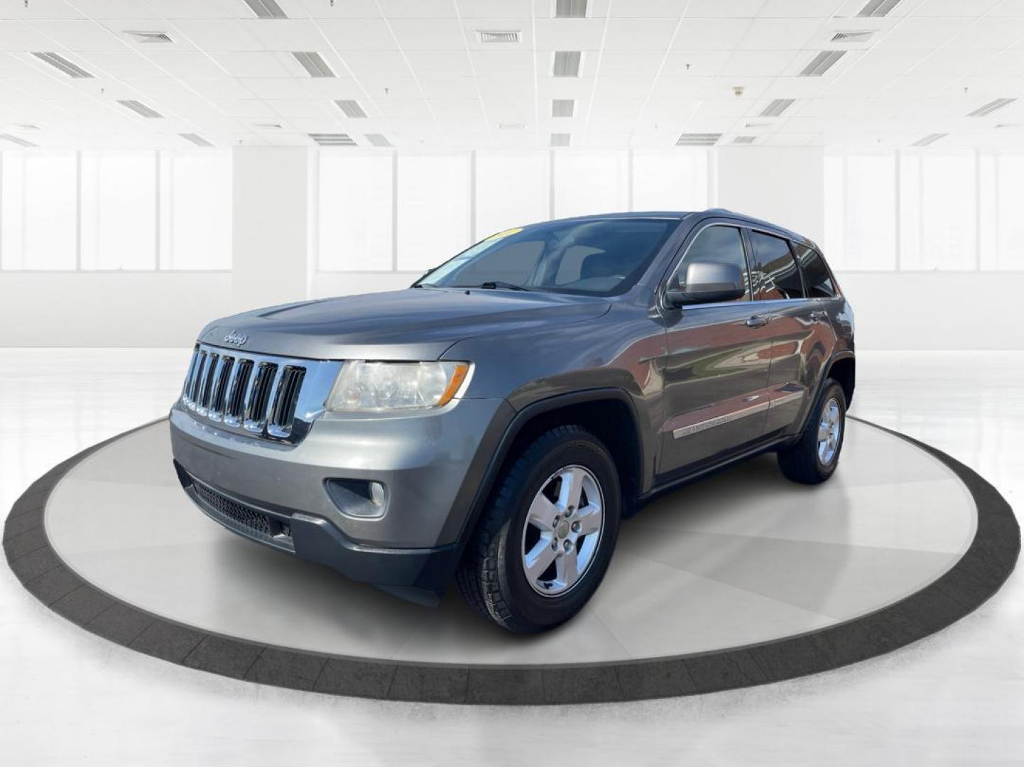 2011 GRAY Jeep Grand Cherokee Laredo 2WD (1J4RS4GG5BC) with an 3.6L V6 DOHC 24V engine, 5-Speed Automatic transmission, located at 1230 East Main St, Xenia, OH, 45385, (937) 908-9800, 39.688026, -83.910172 - Photo#7