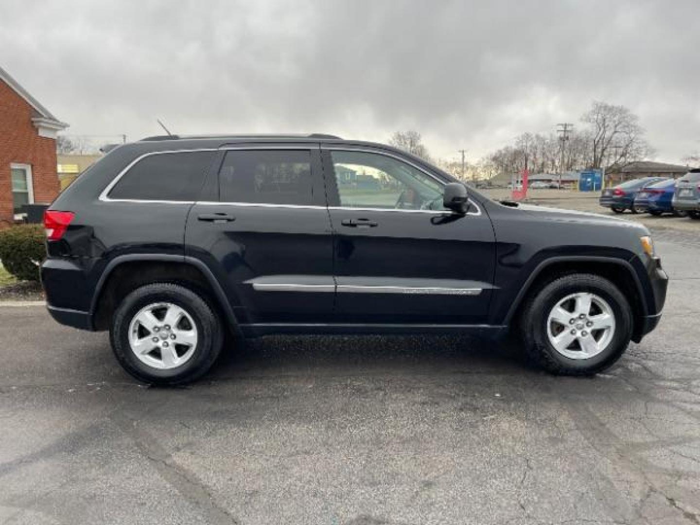 2011 Brilliant Black Crystal Pearl Jeep Grand Cherokee Laredo 4WD (1J4RR4GG4BC) with an 3.6L V6 DOHC 24V engine, 5-Speed Automatic transmission, located at 880 E. National Road, Vandalia, OH, 45377, (937) 908-9800, 39.891918, -84.183594 - Photo#3