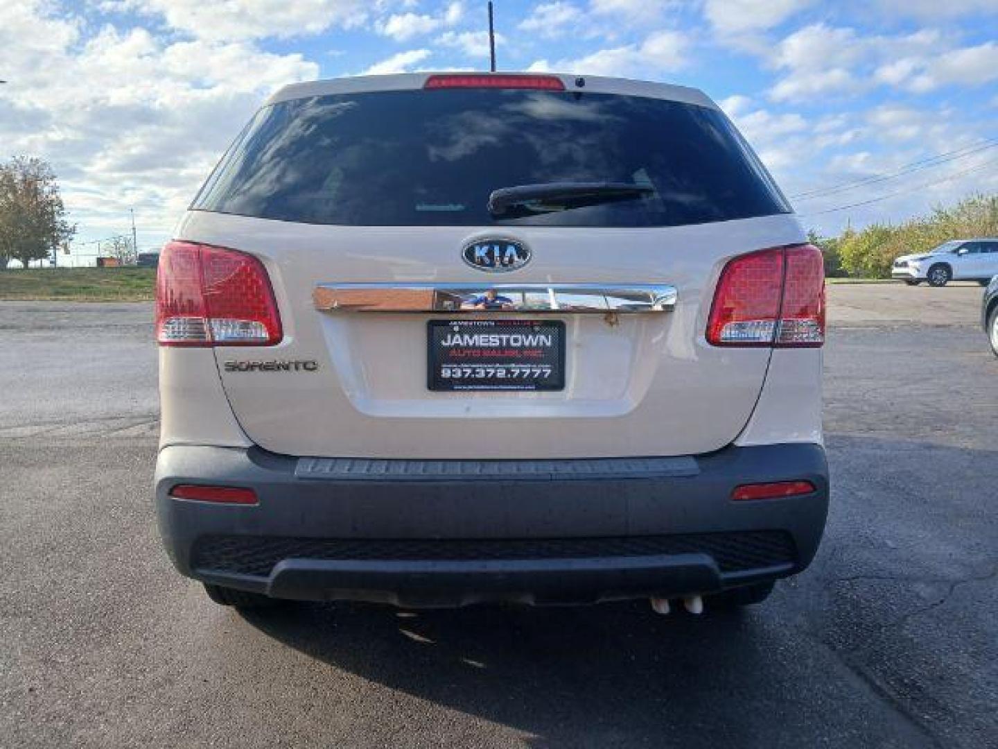 2011 Snow White Pearl Kia Sorento LX 2WD (5XYKT3A14BG) with an 2.4L L4 DOHC 16V engine, 6-Speed Automatic transmission, located at 1951 S Dayton Lakeview Rd., New Carlisle, OH, 45344, (937) 908-9800, 39.890999, -84.050255 - 2011 Kia Sorento LX 2WD - Photo#18