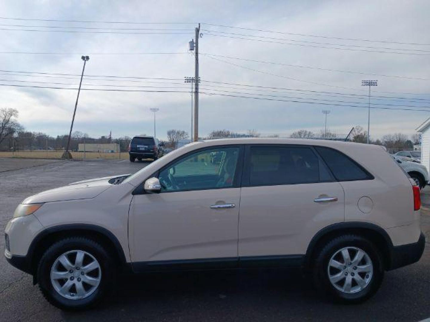 2011 Snow White Pearl Kia Sorento LX 2WD (5XYKT3A14BG) with an 2.4L L4 DOHC 16V engine, 6-Speed Automatic transmission, located at 1230 East Main St, Xenia, OH, 45385, (937) 908-9800, 39.688026, -83.910172 - Photo#2