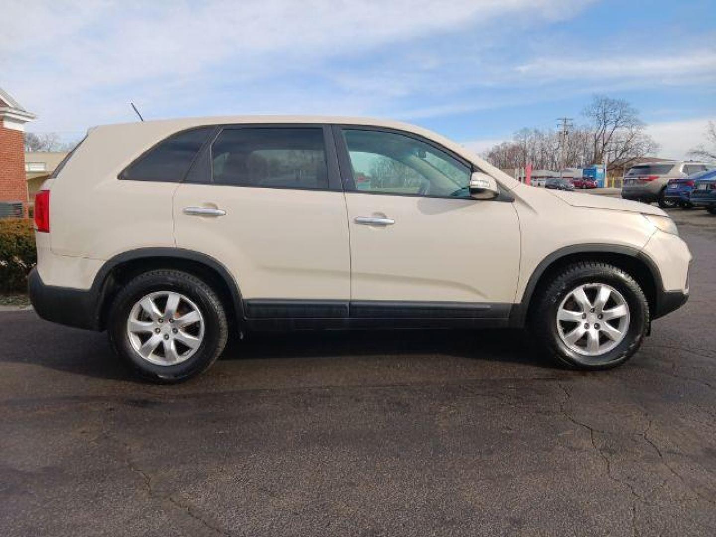 2011 Snow White Pearl Kia Sorento LX 2WD (5XYKT3A14BG) with an 2.4L L4 DOHC 16V engine, 6-Speed Automatic transmission, located at 1230 East Main St, Xenia, OH, 45385, (937) 908-9800, 39.688026, -83.910172 - Photo#3