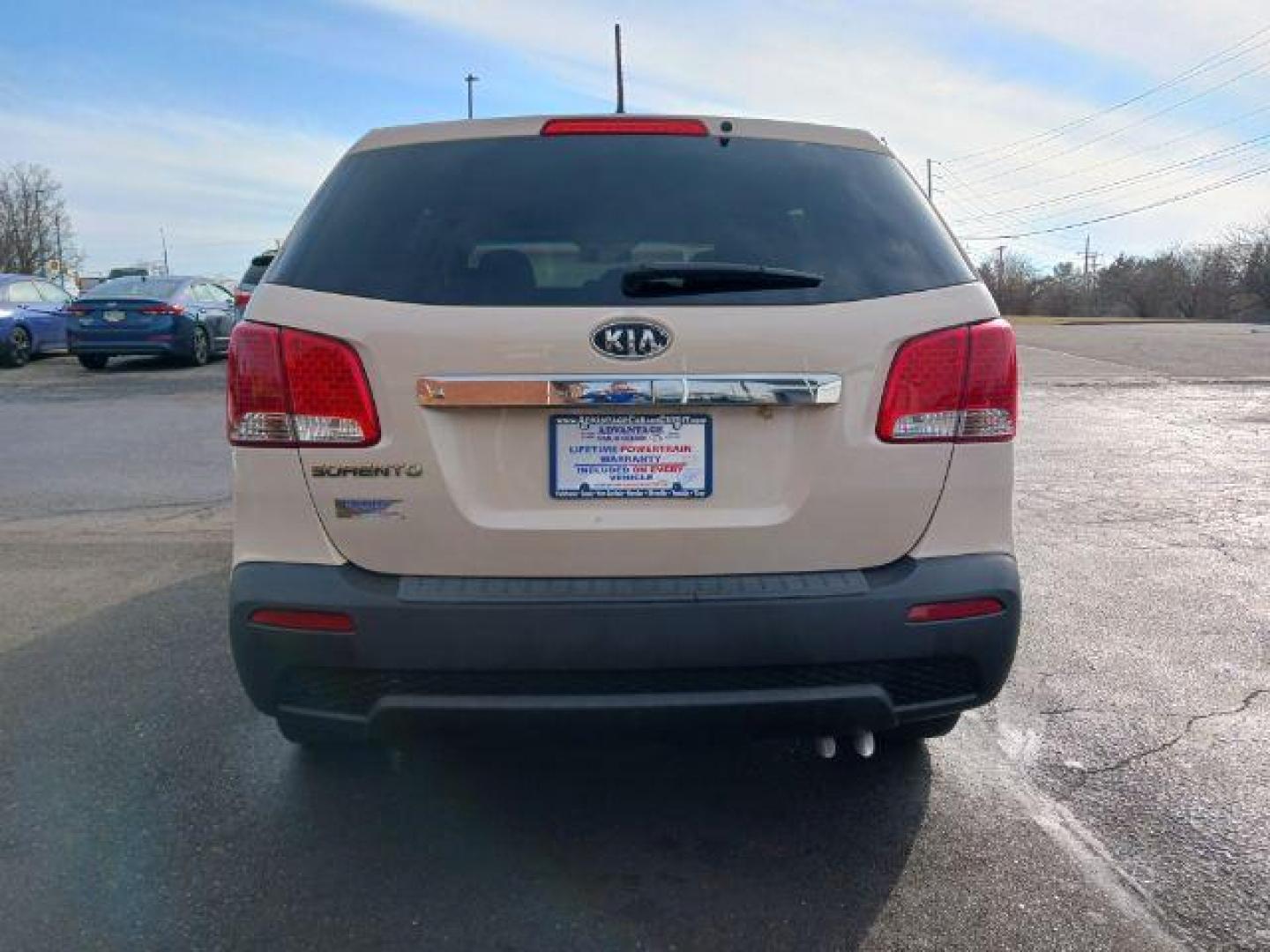 2011 Snow White Pearl Kia Sorento LX 2WD (5XYKT3A14BG) with an 2.4L L4 DOHC 16V engine, 6-Speed Automatic transmission, located at 1230 East Main St, Xenia, OH, 45385, (937) 908-9800, 39.688026, -83.910172 - Photo#4