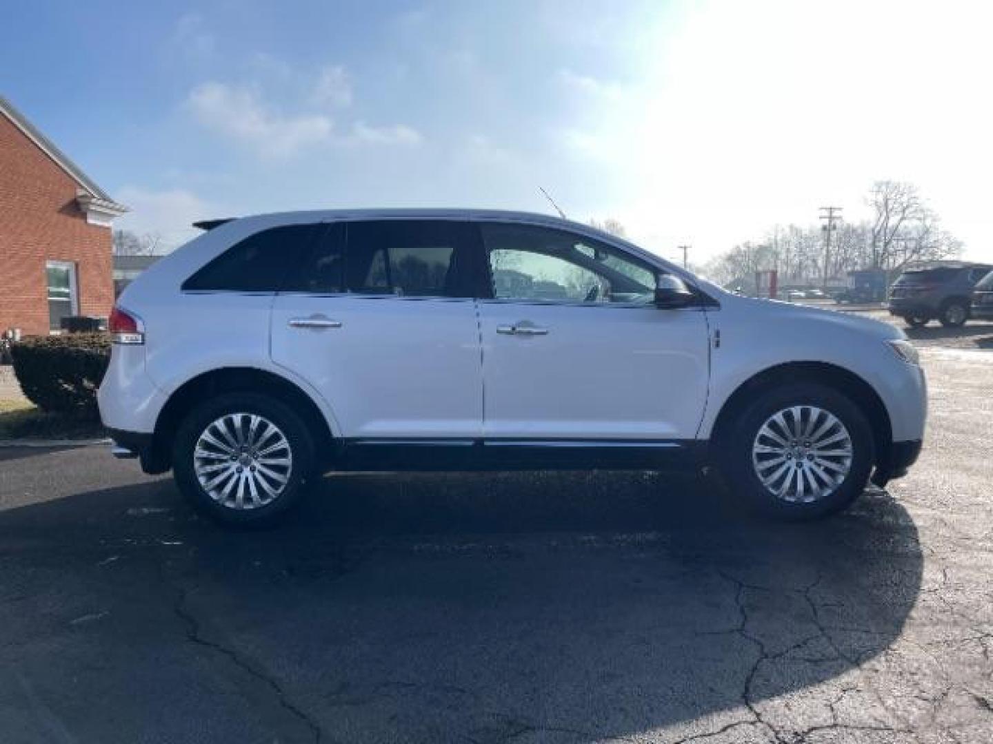 2011 White Platinum Metallic Tri Coat Lincoln MKX FWD (2LMDJ6JK8BB) with an 3.7L V6 DOHC 24V engine, 6-Speed Automatic transmission, located at 1099 N County Rd 25A , Troy, OH, 45373, (937) 908-9800, 40.057079, -84.212883 - Photo#3