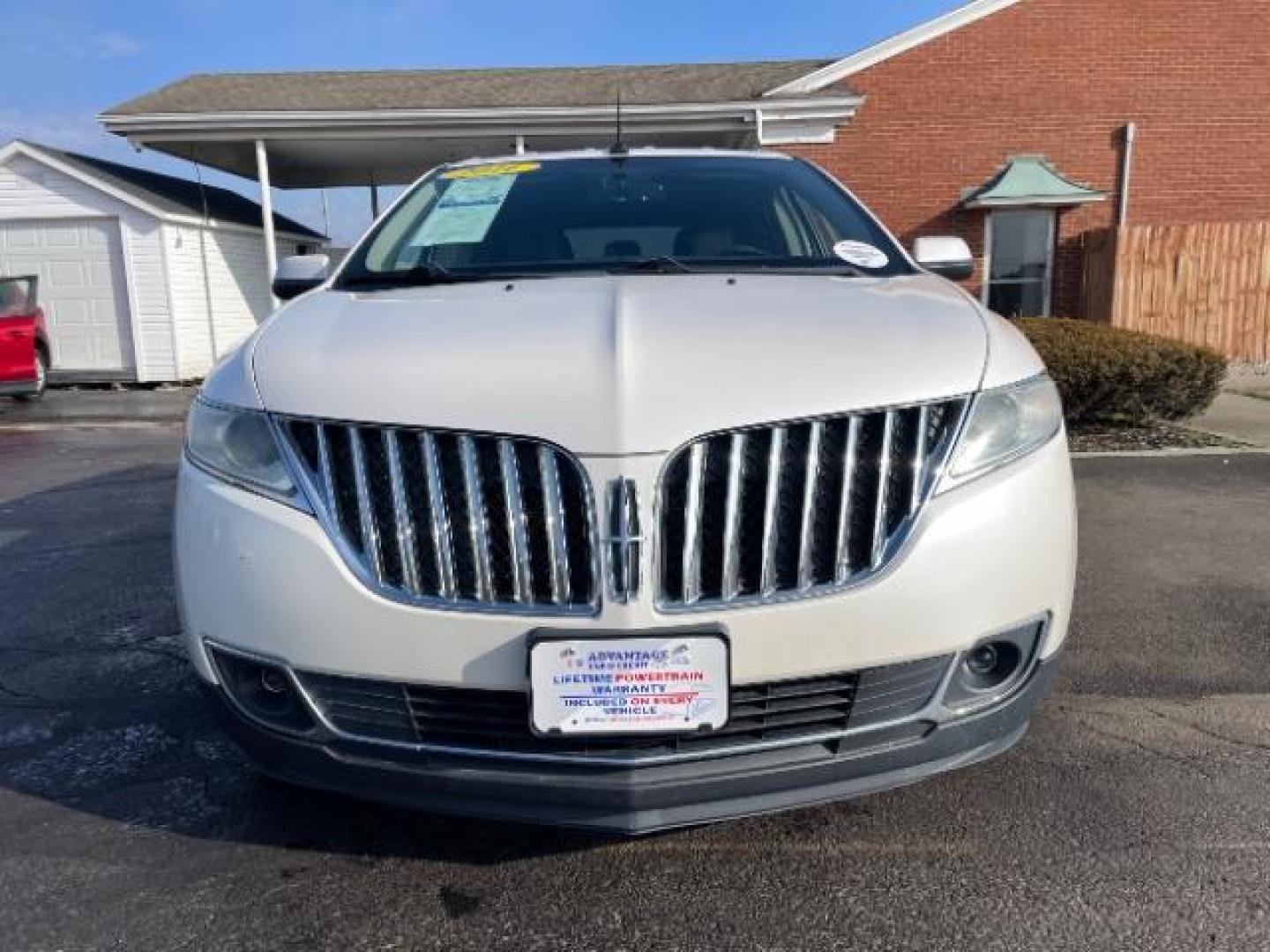 2011 White Platinum Metallic Tri Coat Lincoln MKX FWD (2LMDJ6JK8BB) with an 3.7L V6 DOHC 24V engine, 6-Speed Automatic transmission, located at 1099 N County Rd 25A , Troy, OH, 45373, (937) 908-9800, 40.057079, -84.212883 - Photo#4