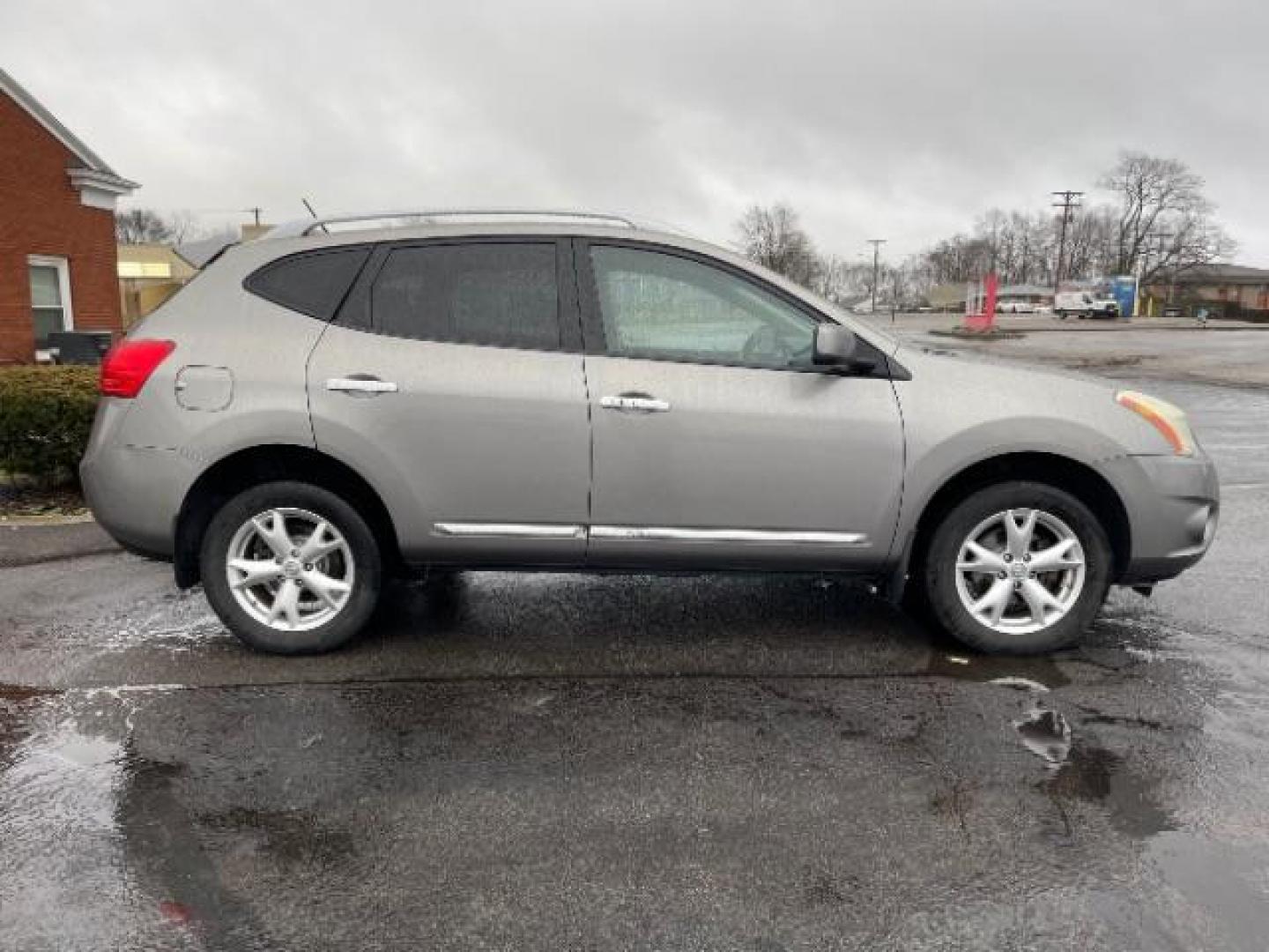 2011 Platinum Graphite Metallic Nissan Rogue SV AWD (JN8AS5MV7BW) with an 2.5L L4 DOHC 16V engine, Continuously Variable Transmission transmission, located at 1230 East Main St, Xenia, OH, 45385, (937) 908-9800, 39.688026, -83.910172 - Photo#4