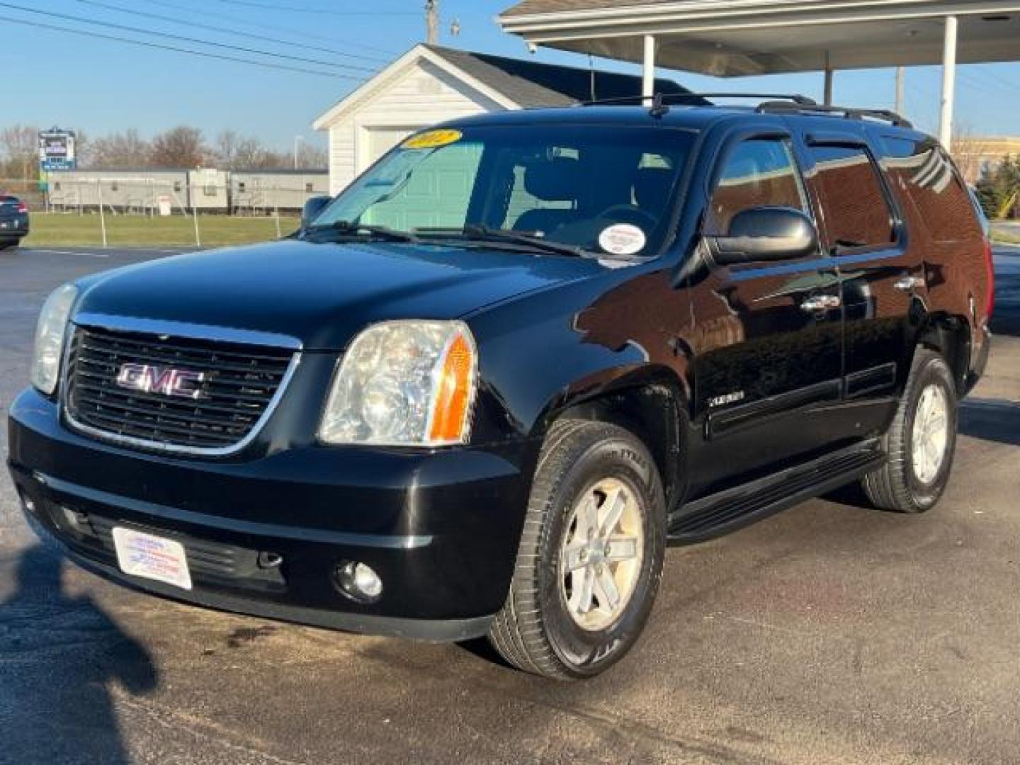 2012 Onyx Black GMC Yukon SLT1 4WD (1GKS2CE03CR) with an 5.3L V8 OHV 16V FFV engine, 6-Speed Automatic transmission, located at 1951 S Dayton Lakeview Rd., New Carlisle, OH, 45344, (937) 908-9800, 39.890999, -84.050255 - Photo#2