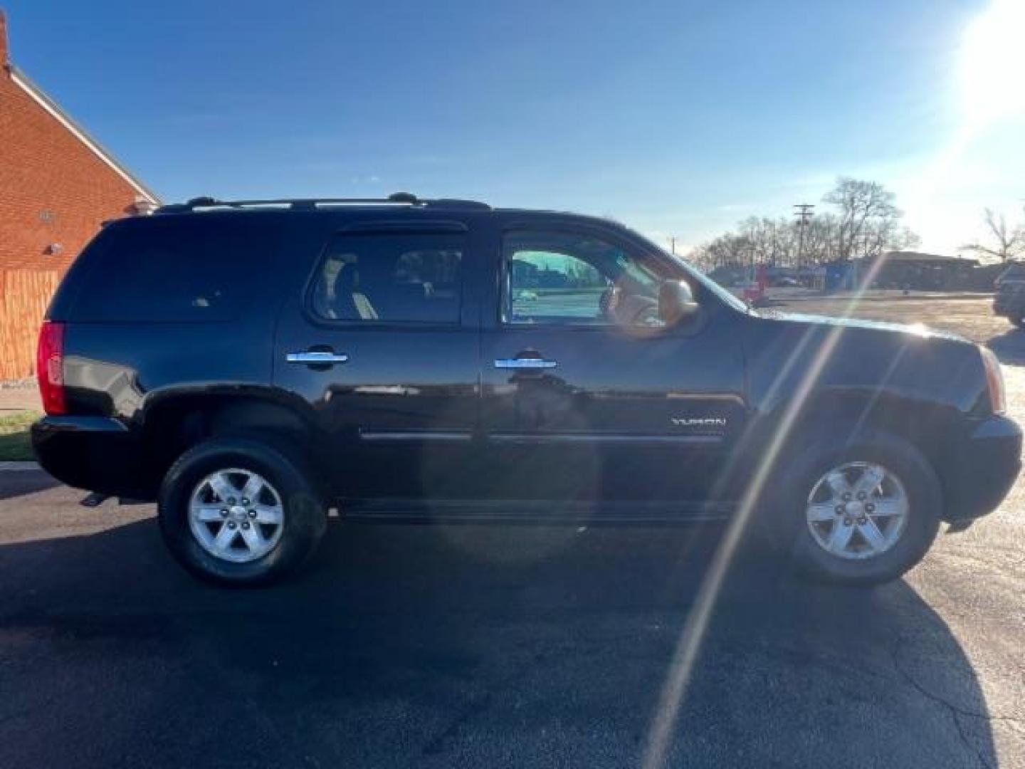 2012 Onyx Black GMC Yukon SLT1 4WD (1GKS2CE03CR) with an 5.3L V8 OHV 16V FFV engine, 6-Speed Automatic transmission, located at 1951 S Dayton Lakeview Rd., New Carlisle, OH, 45344, (937) 908-9800, 39.890999, -84.050255 - Photo#5