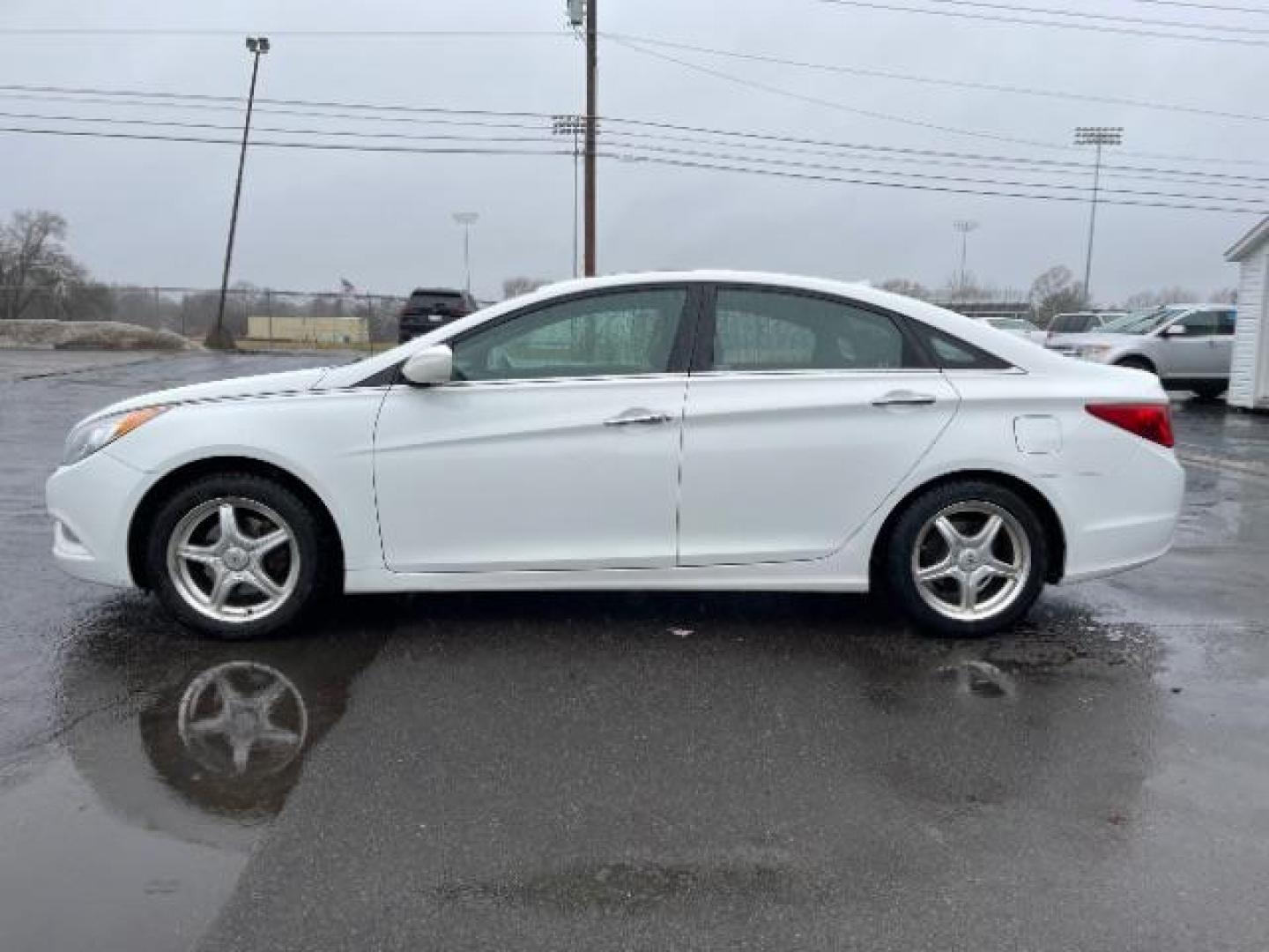 2012 Shimmering White Hyundai Sonata SE Auto (5NPEC4AC9CH) with an 2.4L L4 DOHC 16V engine, 6-Speed Automatic transmission, located at 1184 Kauffman Ave, Fairborn, OH, 45324, (937) 908-9800, 39.807072, -84.030914 - Photo#2