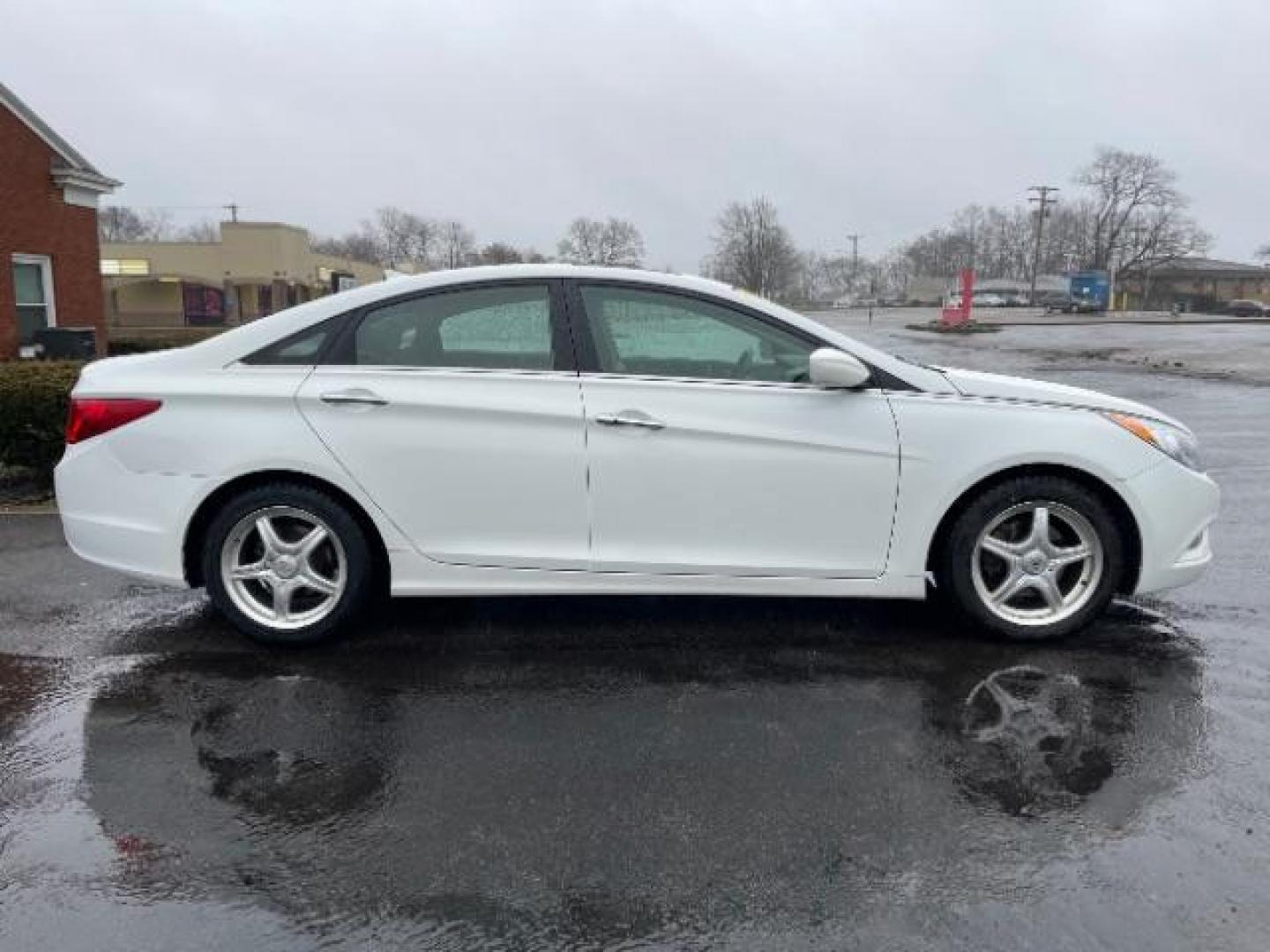 2012 Shimmering White Hyundai Sonata SE Auto (5NPEC4AC9CH) with an 2.4L L4 DOHC 16V engine, 6-Speed Automatic transmission, located at 1184 Kauffman Ave, Fairborn, OH, 45324, (937) 908-9800, 39.807072, -84.030914 - Photo#3