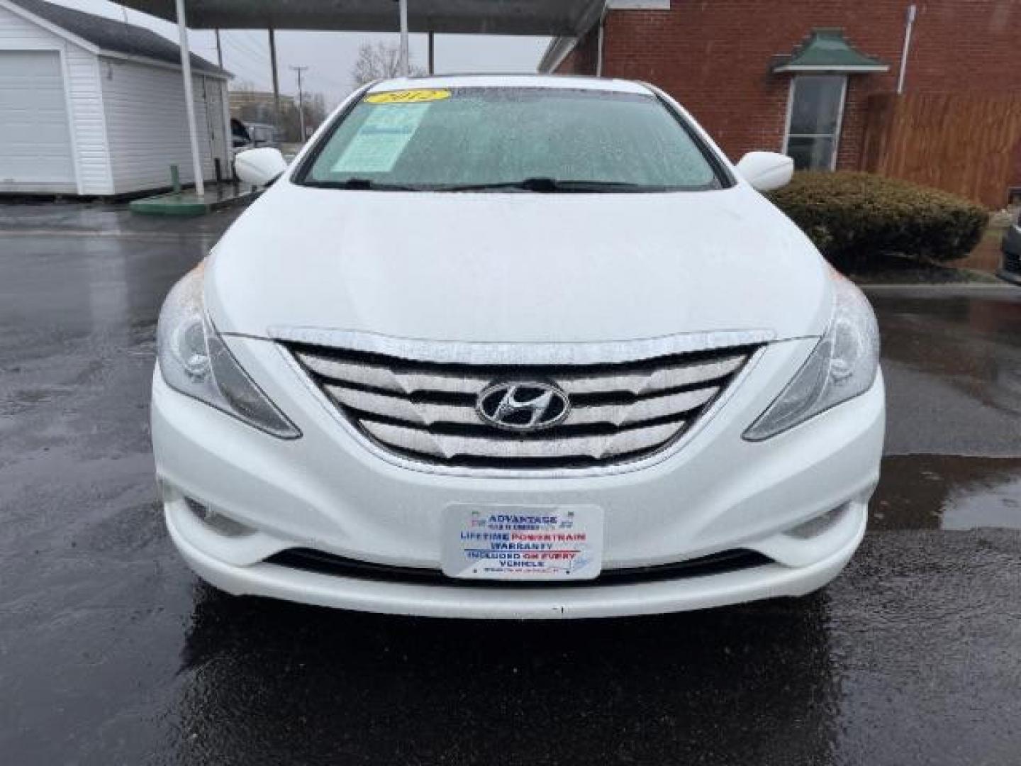 2012 Shimmering White Hyundai Sonata SE Auto (5NPEC4AC9CH) with an 2.4L L4 DOHC 16V engine, 6-Speed Automatic transmission, located at 1184 Kauffman Ave, Fairborn, OH, 45324, (937) 908-9800, 39.807072, -84.030914 - Photo#5