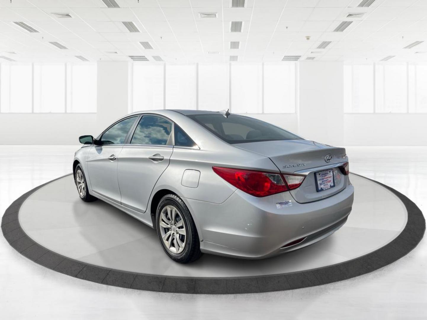 2012 Hyundai Sonata GLS Auto (5NPEB4AC0CH) with an 2.4L L4 DOHC 16V engine, 6-Speed Automatic transmission, located at 4508 South Dixie Dr, Moraine, OH, 45439, (937) 908-9800, 39.689976, -84.218452 - Photo#4