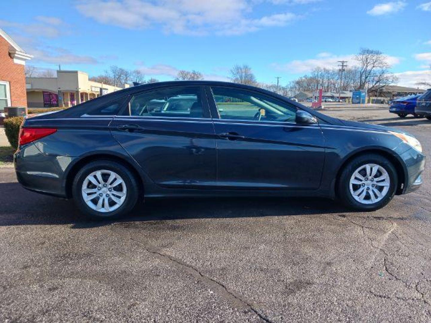 2012 Pacific Blue Pearl Hyundai Sonata GLS Auto (5NPEB4AC6CH) with an 2.4L L4 DOHC 16V engine, 6-Speed Automatic transmission, located at 1951 S Dayton Lakeview Rd., New Carlisle, OH, 45344, (937) 908-9800, 39.890999, -84.050255 - Photo#4