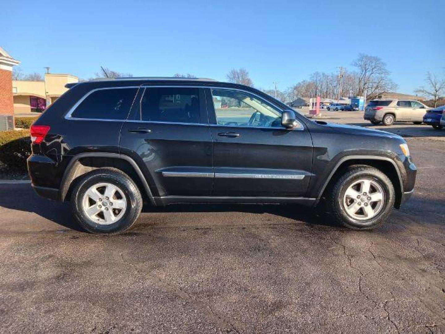 2012 Brilliant Black Crystal Pearl Jeep Grand Cherokee Laredo 4WD (1C4RJFAG1CC) with an 3.6L V6 DOHC 24V engine, 5-Speed Automatic transmission, located at 1099 N County Rd 25A , Troy, OH, 45373, (937) 908-9800, 40.057079, -84.212883 - Photo#4