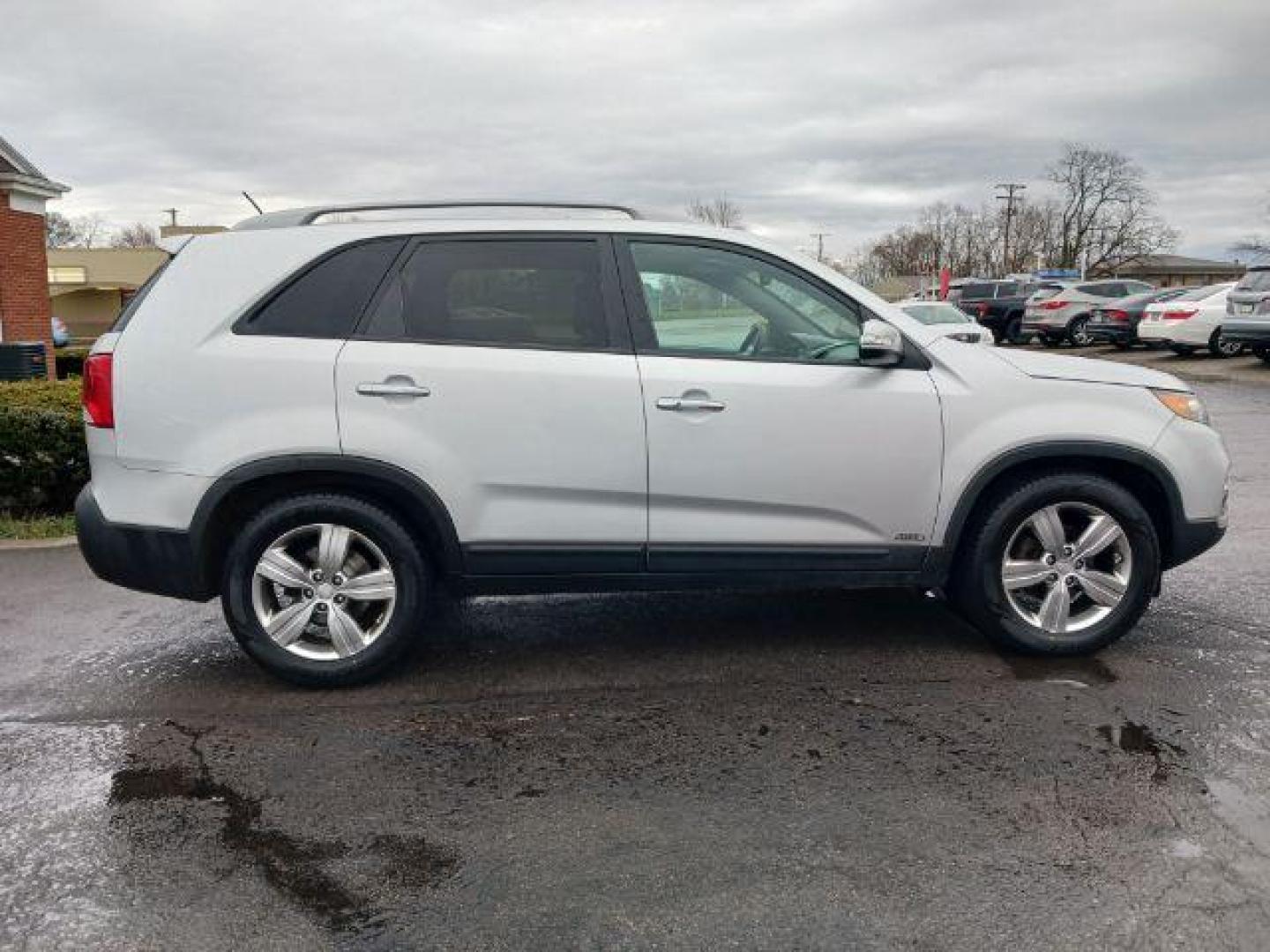 2012 Bright Silver Kia Sorento EX V6 4WD (5XYKUDA29CG) with an 3.5L V6 DOHC 24V engine, 6-Speed Automatic transmission, located at 880 E. National Road, Vandalia, OH, 45377, (937) 908-9800, 39.891918, -84.183594 - Photo#4