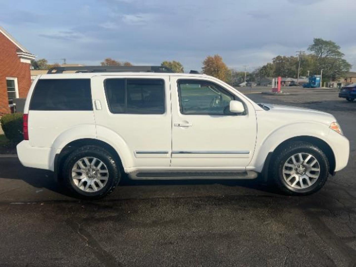 2012 Avalanche Nissan Pathfinder LE 4WD (5N1AR1NB2CC) with an 4.0L V6 DOHC 24V engine, 5-Speed Automatic transmission, located at 1951 S Dayton Lakeview Rd., New Carlisle, OH, 45344, (937) 908-9800, 39.890999, -84.050255 - Photo#5