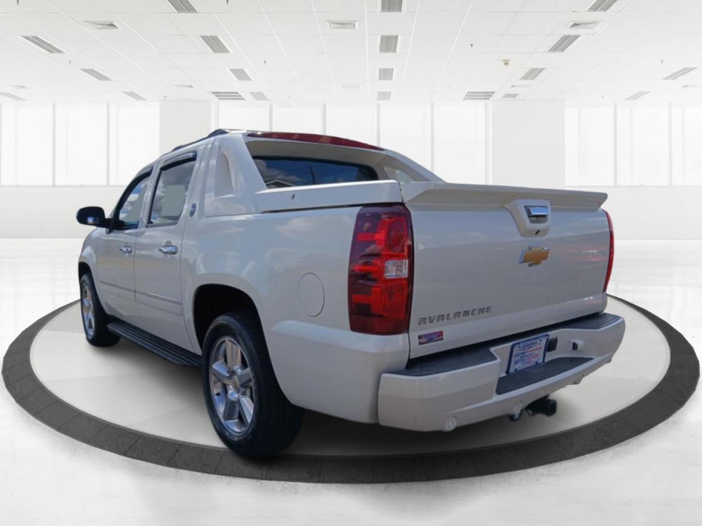 2013 White Diamond Tricoat Chevrolet Avalanche LTZ 4WD (3GNTKGE78DG) with an 5.3L V8 OHV 16V FFV engine, 4-Speed Automatic transmission, located at 1951 S Dayton Lakeview Rd., New Carlisle, OH, 45344, (937) 908-9800, 39.890999, -84.050255 - Photo#4