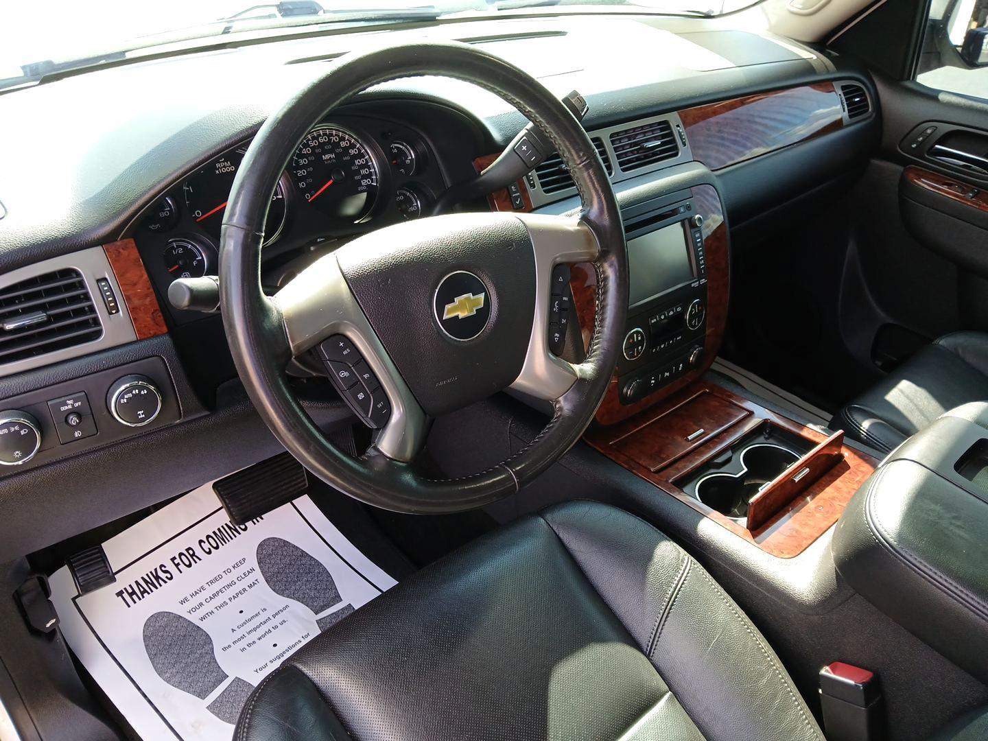 2013 White Diamond Tricoat Chevrolet Avalanche LTZ 4WD (3GNTKGE78DG) with an 5.3L V8 OHV 16V FFV engine, 4-Speed Automatic transmission, located at 1951 S Dayton Lakeview Rd., New Carlisle, OH, 45344, (937) 908-9800, 39.890999, -84.050255 - Photo#8