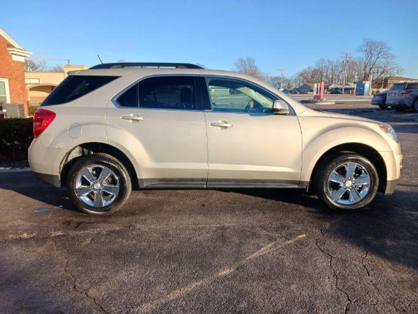 2013 Champagne Silver Metallic Chevrolet Equinox 1LT 2WD (2GNALDEK1D1) with an 2.4L L4 DOHC 16V engine, 6-Speed Automatic transmission, located at 401 Woodman Dr, Riverside, OH, 45431, (937) 908-9800, 39.760899, -84.123421 - Photo#4