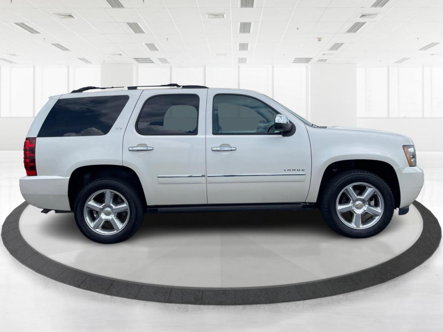 2013 Summit White Chevrolet Tahoe LTZ 4WD (1GNSKCE06DR) with an 5.3L V8 OHV 16V FFV engine, 6-Speed Automatic transmission, located at 1230 East Main St, Xenia, OH, 45385, (937) 908-9800, 39.688026, -83.910172 - Photo#1