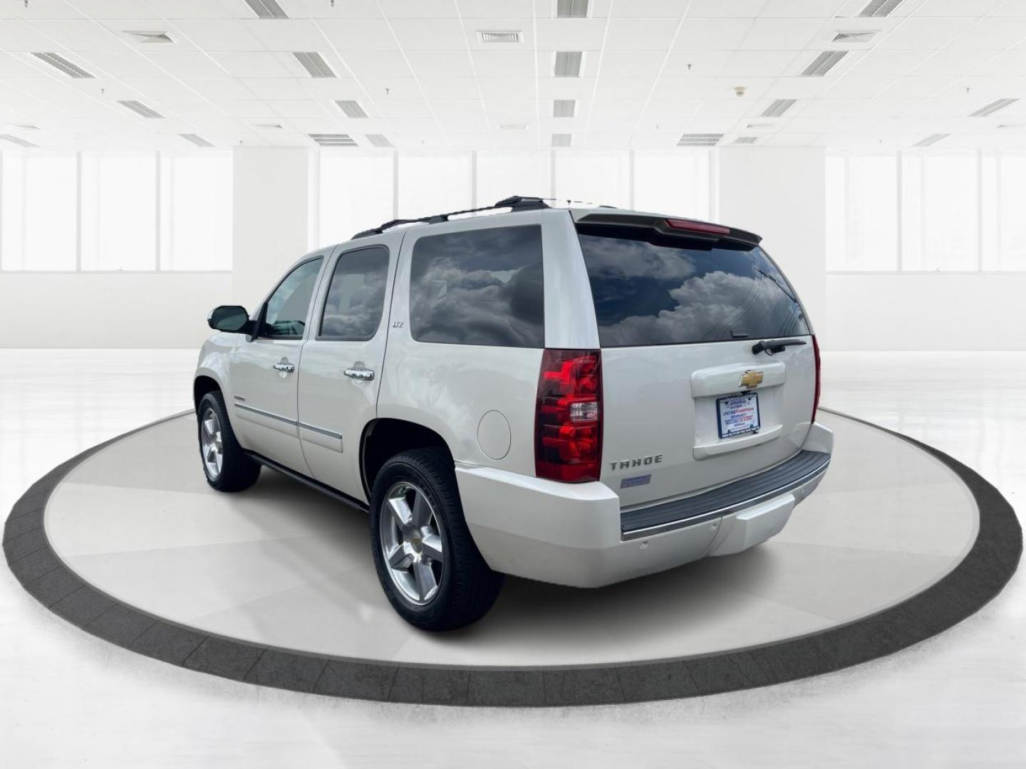 2013 Summit White Chevrolet Tahoe LTZ 4WD (1GNSKCE06DR) with an 5.3L V8 OHV 16V FFV engine, 6-Speed Automatic transmission, located at 1230 East Main St, Xenia, OH, 45385, (937) 908-9800, 39.688026, -83.910172 - Photo#4