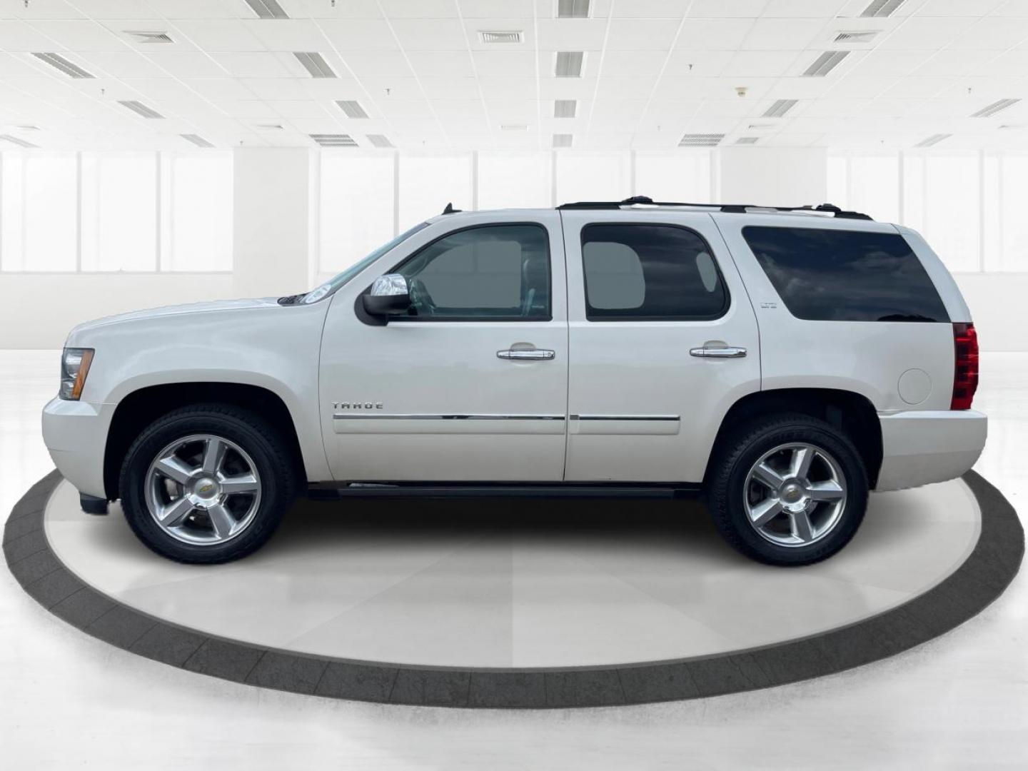 2013 Summit White Chevrolet Tahoe LTZ 4WD (1GNSKCE06DR) with an 5.3L V8 OHV 16V FFV engine, 6-Speed Automatic transmission, located at 1230 East Main St, Xenia, OH, 45385, (937) 908-9800, 39.688026, -83.910172 - Photo#5