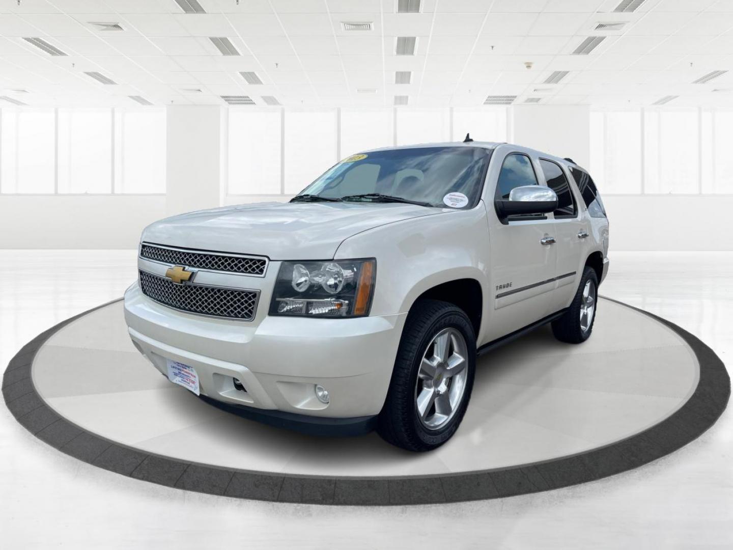 2013 Summit White Chevrolet Tahoe LTZ 4WD (1GNSKCE06DR) with an 5.3L V8 OHV 16V FFV engine, 6-Speed Automatic transmission, located at 1230 East Main St, Xenia, OH, 45385, (937) 908-9800, 39.688026, -83.910172 - Photo#7