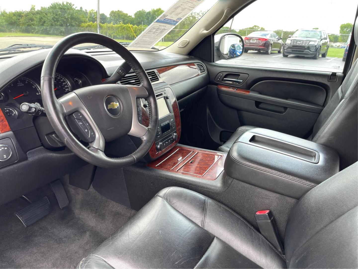 2013 Summit White Chevrolet Tahoe LTZ 4WD (1GNSKCE06DR) with an 5.3L V8 OHV 16V FFV engine, 6-Speed Automatic transmission, located at 1230 East Main St, Xenia, OH, 45385, (937) 908-9800, 39.688026, -83.910172 - Photo#8